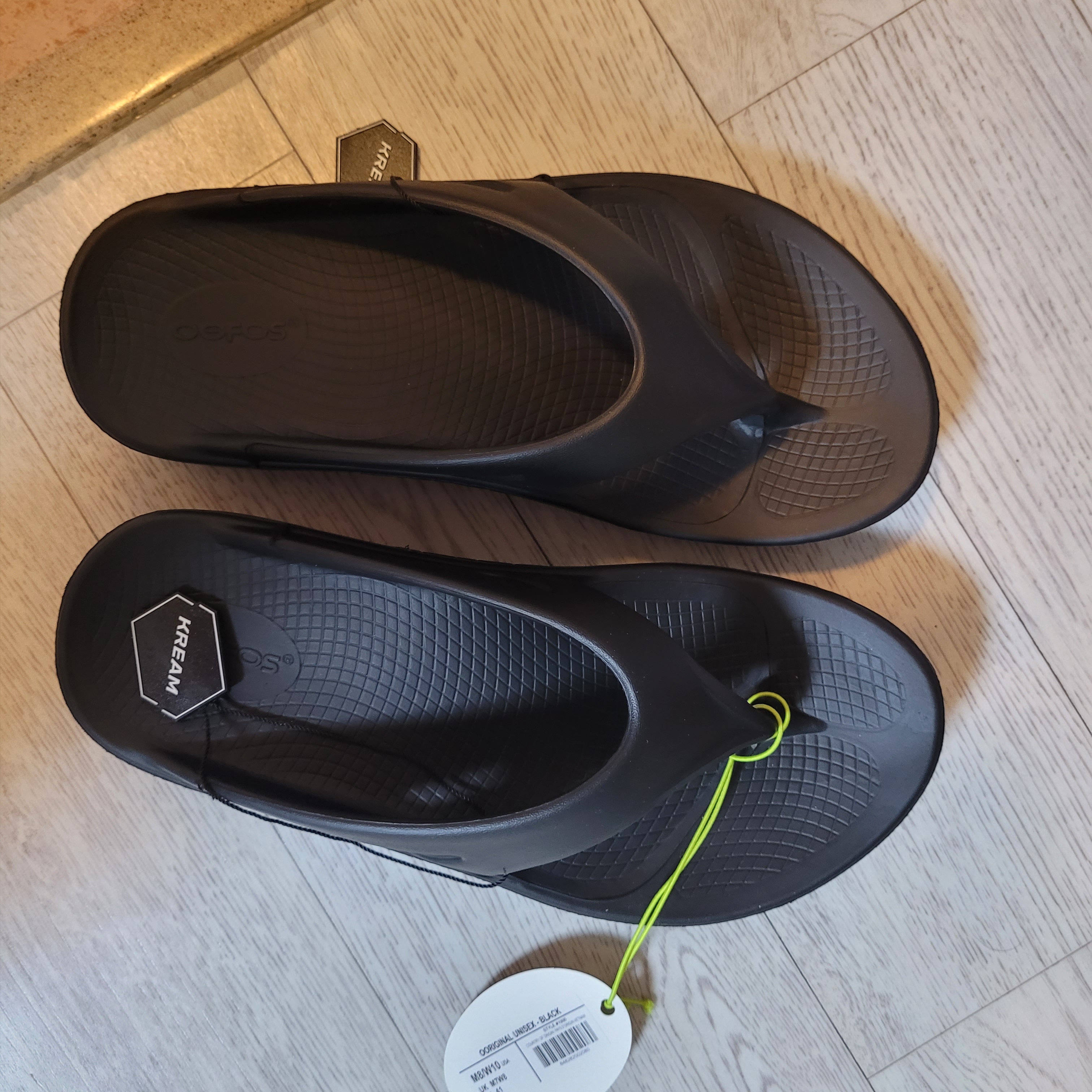 Oofos OOriginal Black 착용 스타일
