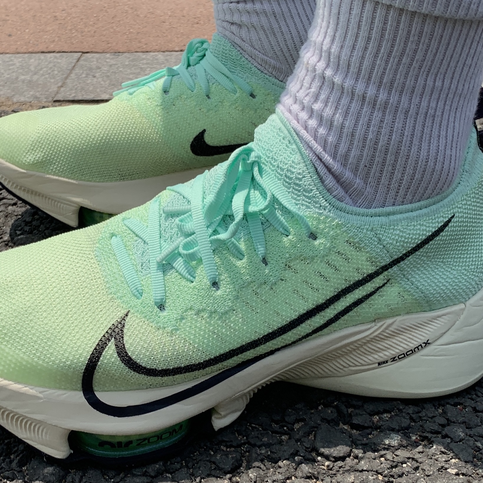 Nike Air Zoom Tempo Next% Flyknit Barely Volt Mint 착용 스타일 - 1