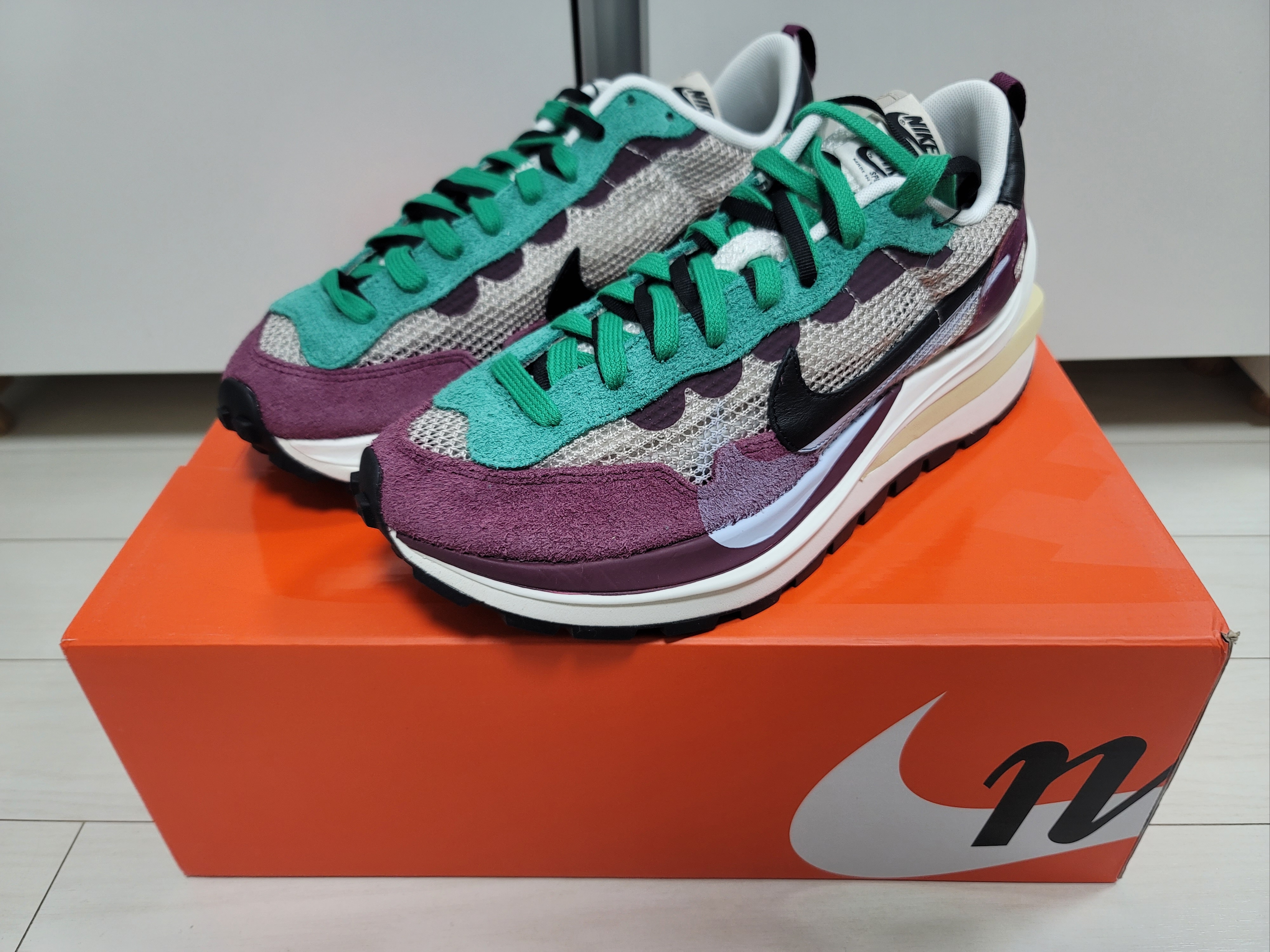 Nike x Sacai VaporWaffle String & Black Villain Red 착용 스타일