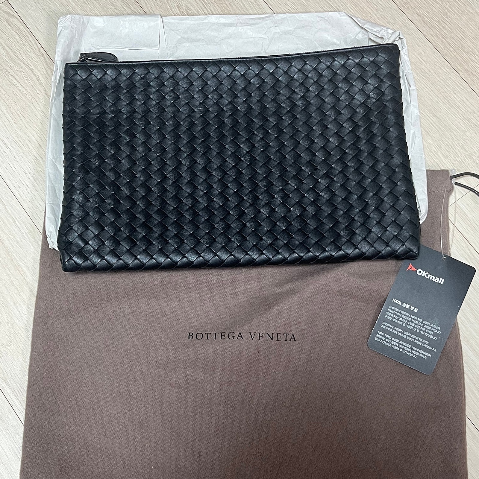 Bottega Veneta Intrecciato Strap Clutch Black 착용 스타일