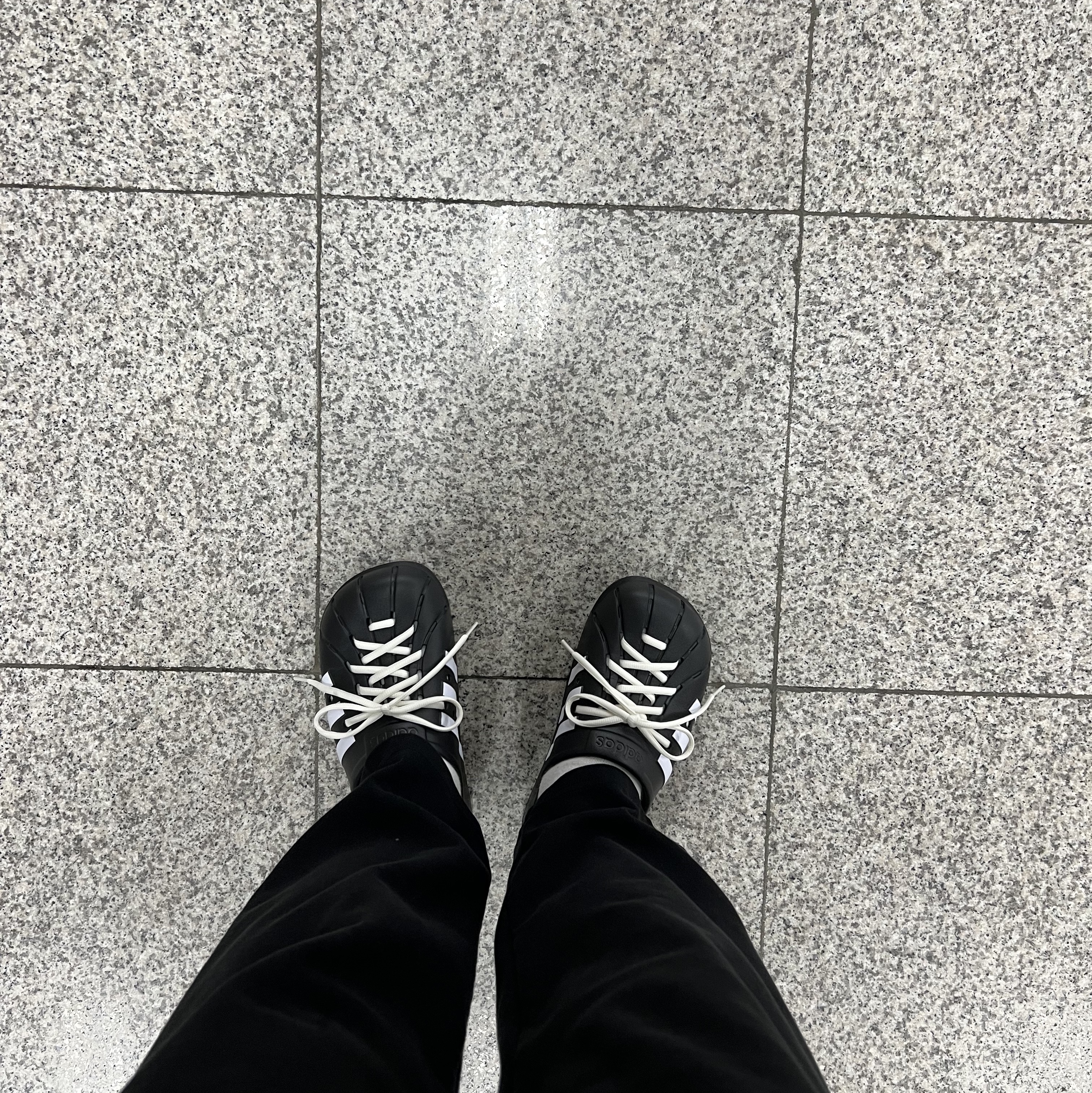 Adidas Adilette Clog Black White 착용 스타일