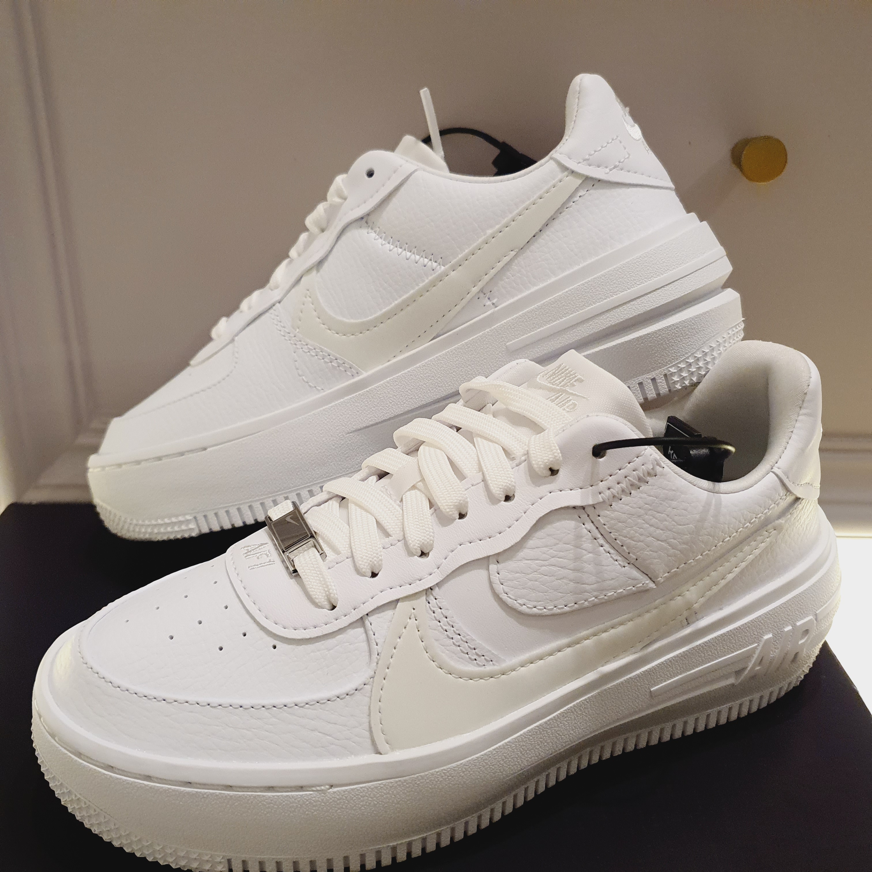 (W) Nike Air Force 1 PLT.AF.ORM Triple White 착용 스타일