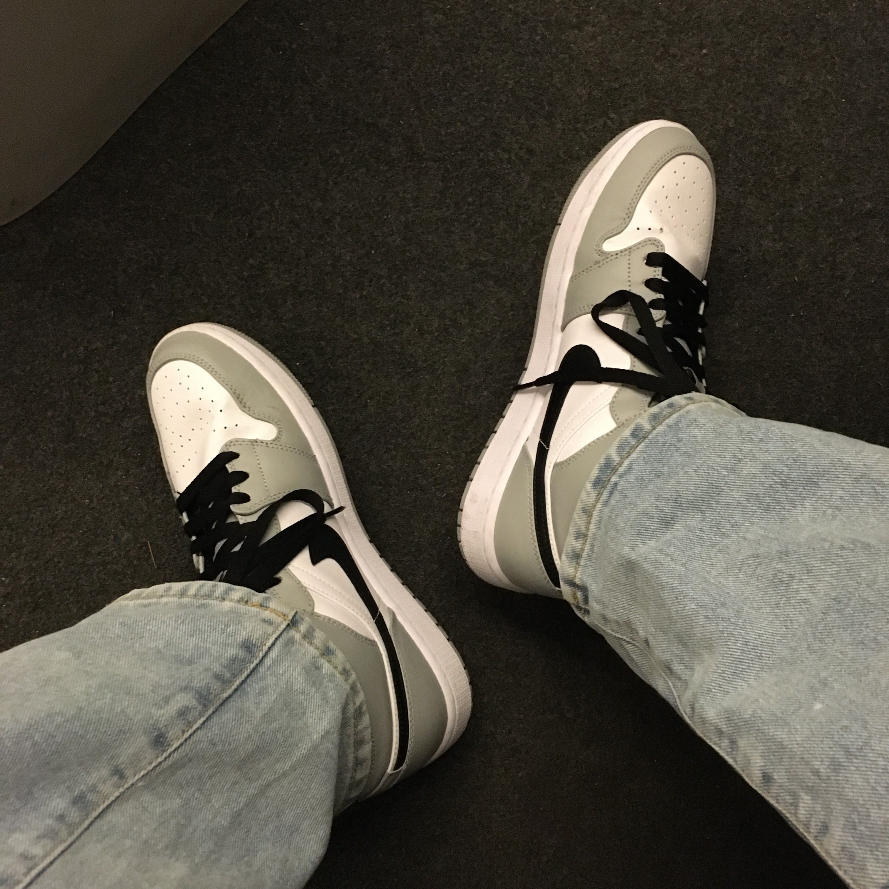 Jordan 1 Mid Light Smoke Grey 착용 스타일