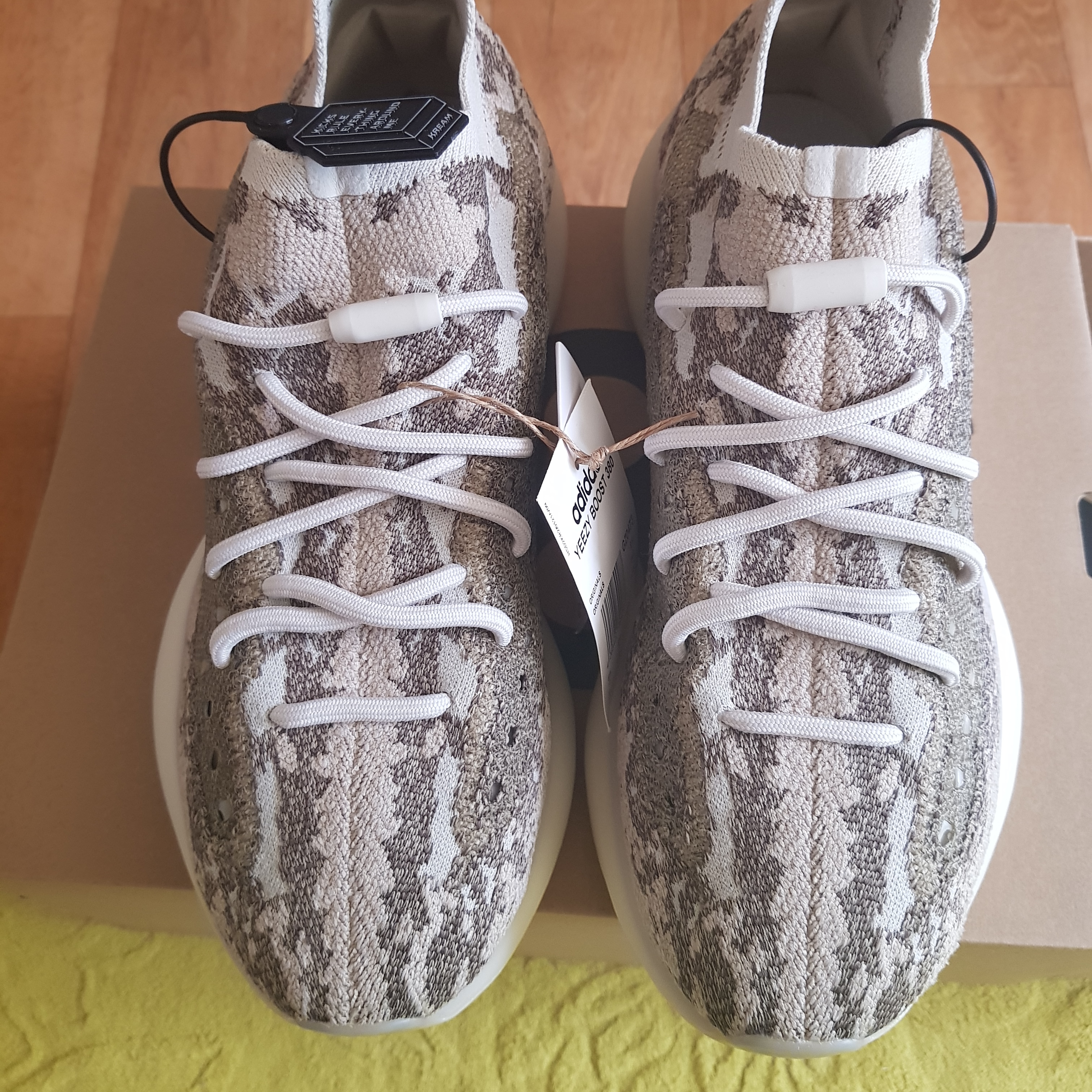 Adidas Yeezy Boost 380 Pyrite 착용 스타일 - 1
