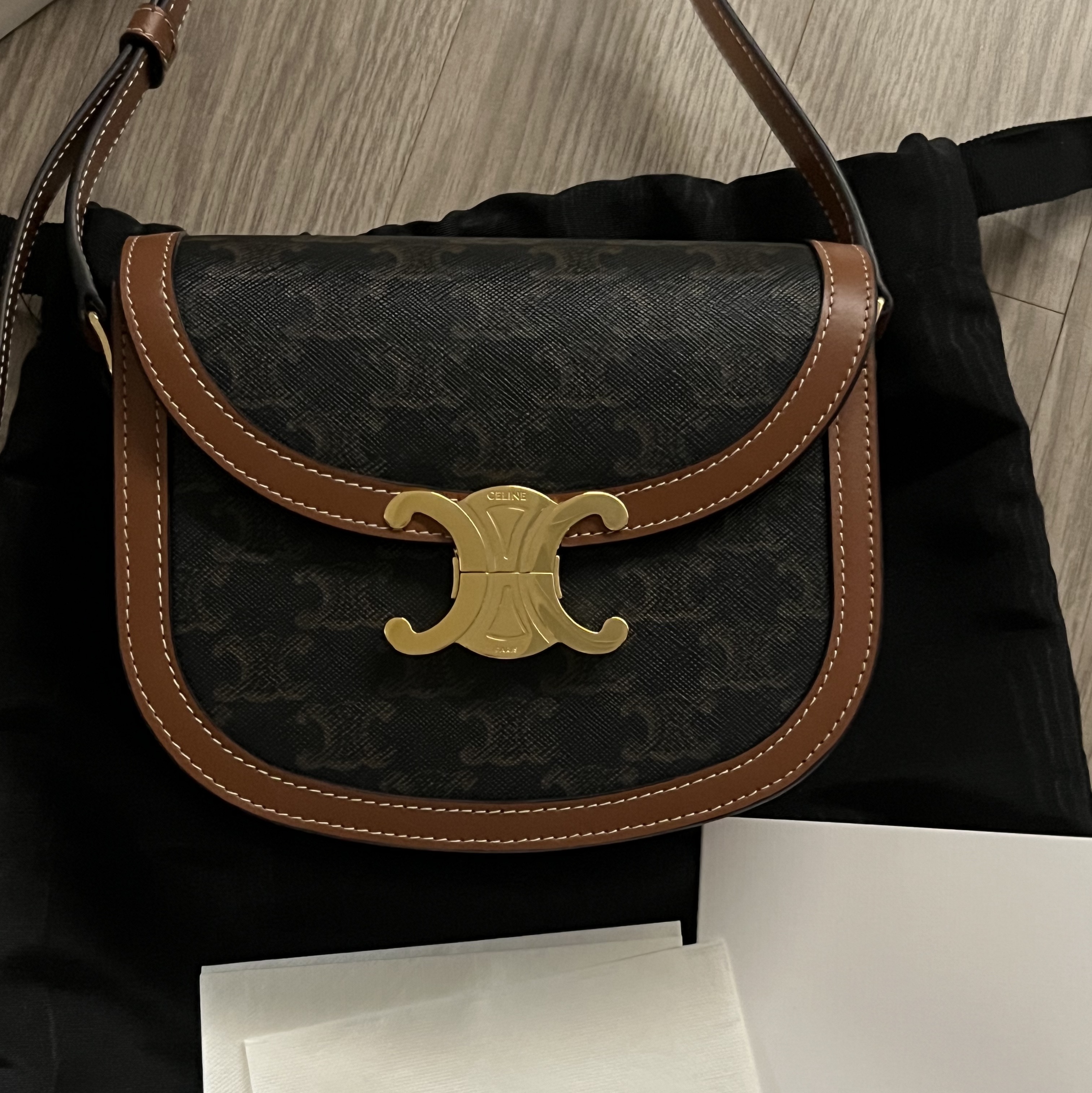 Celine Besace Clea in Triomphe Canvas Calfskin Tan 착용 스타일