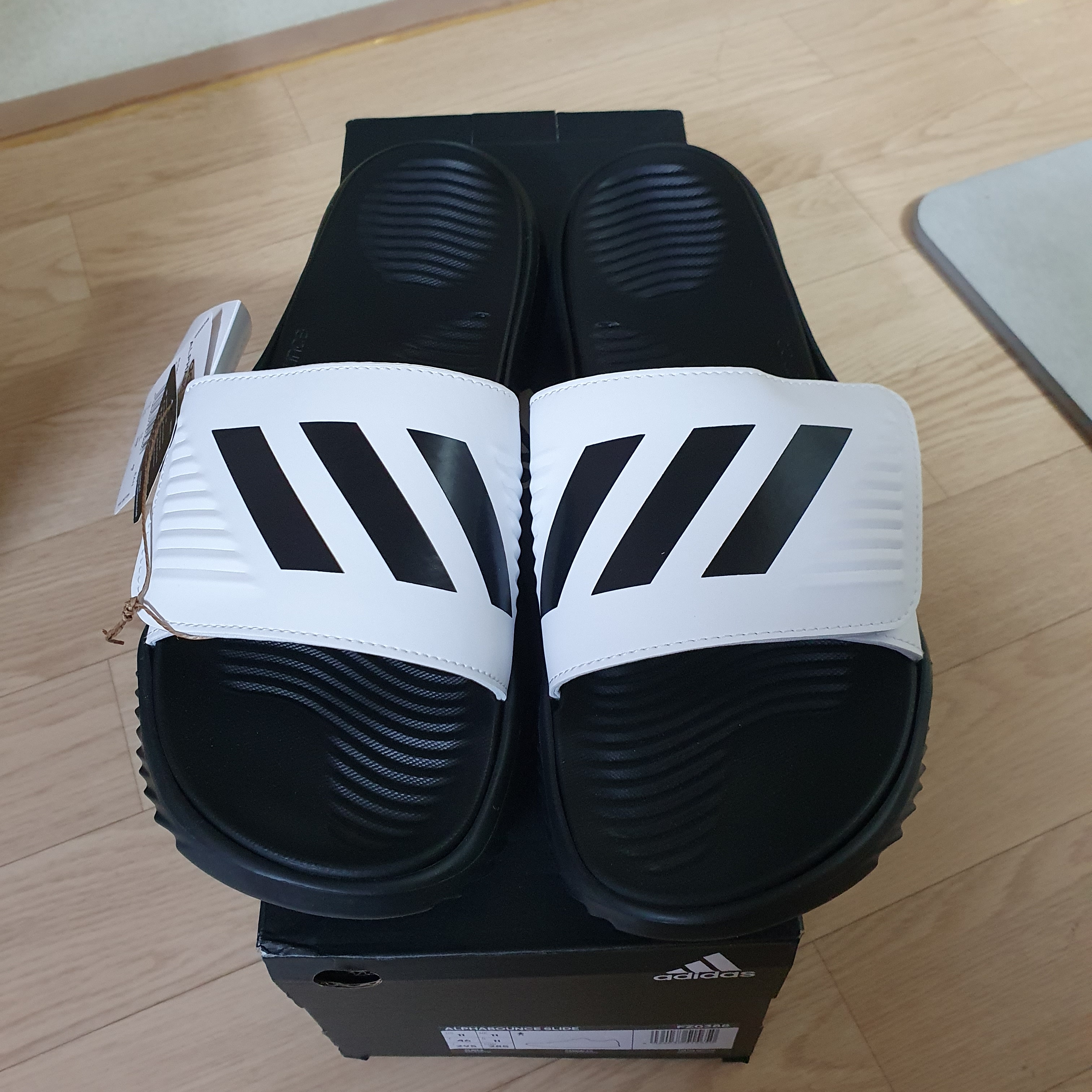 Adidas Alphabounce Slide White Core Black 착용 스타일