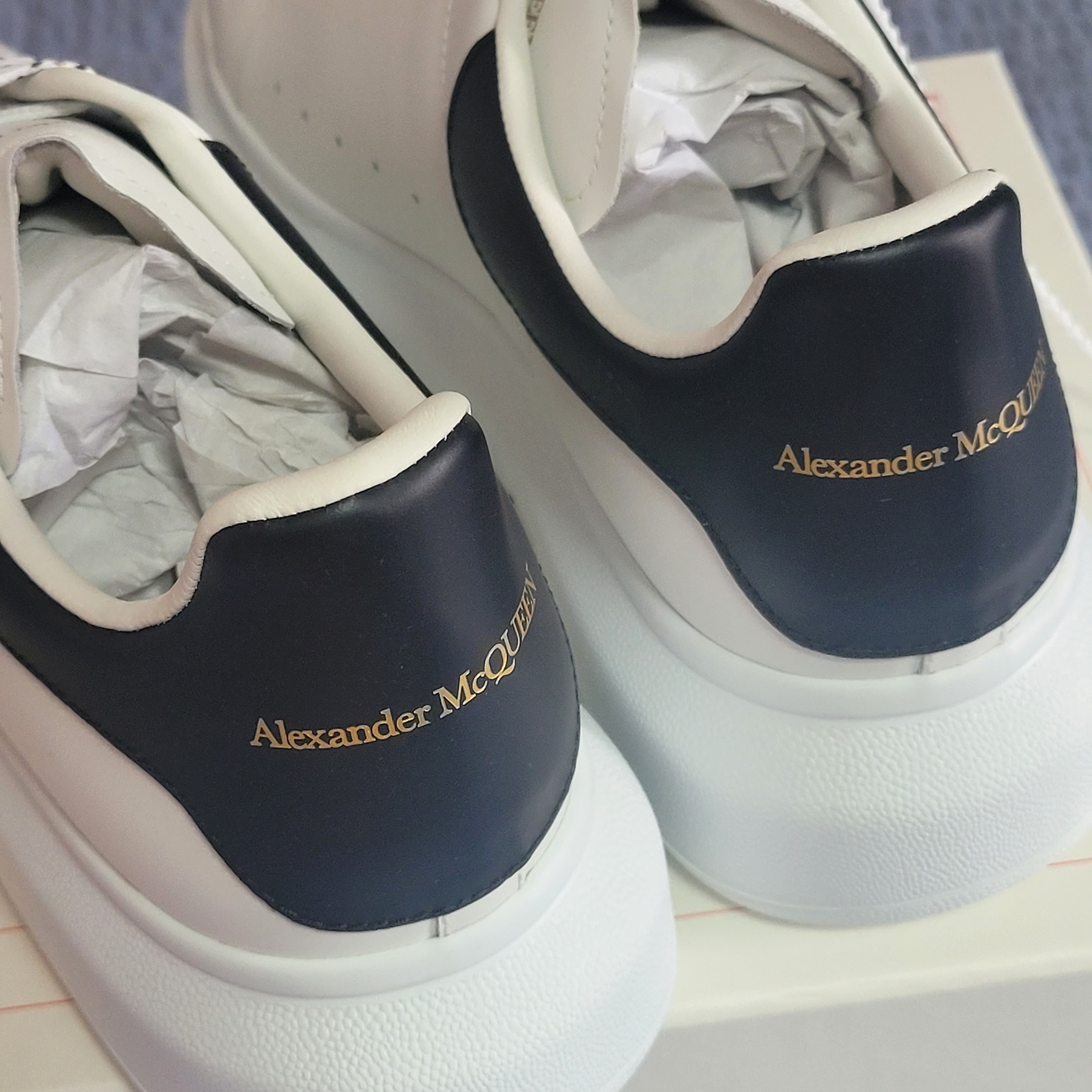 Alexander McQueen Oversized Sneakers White Black 착용 스타일 - 2