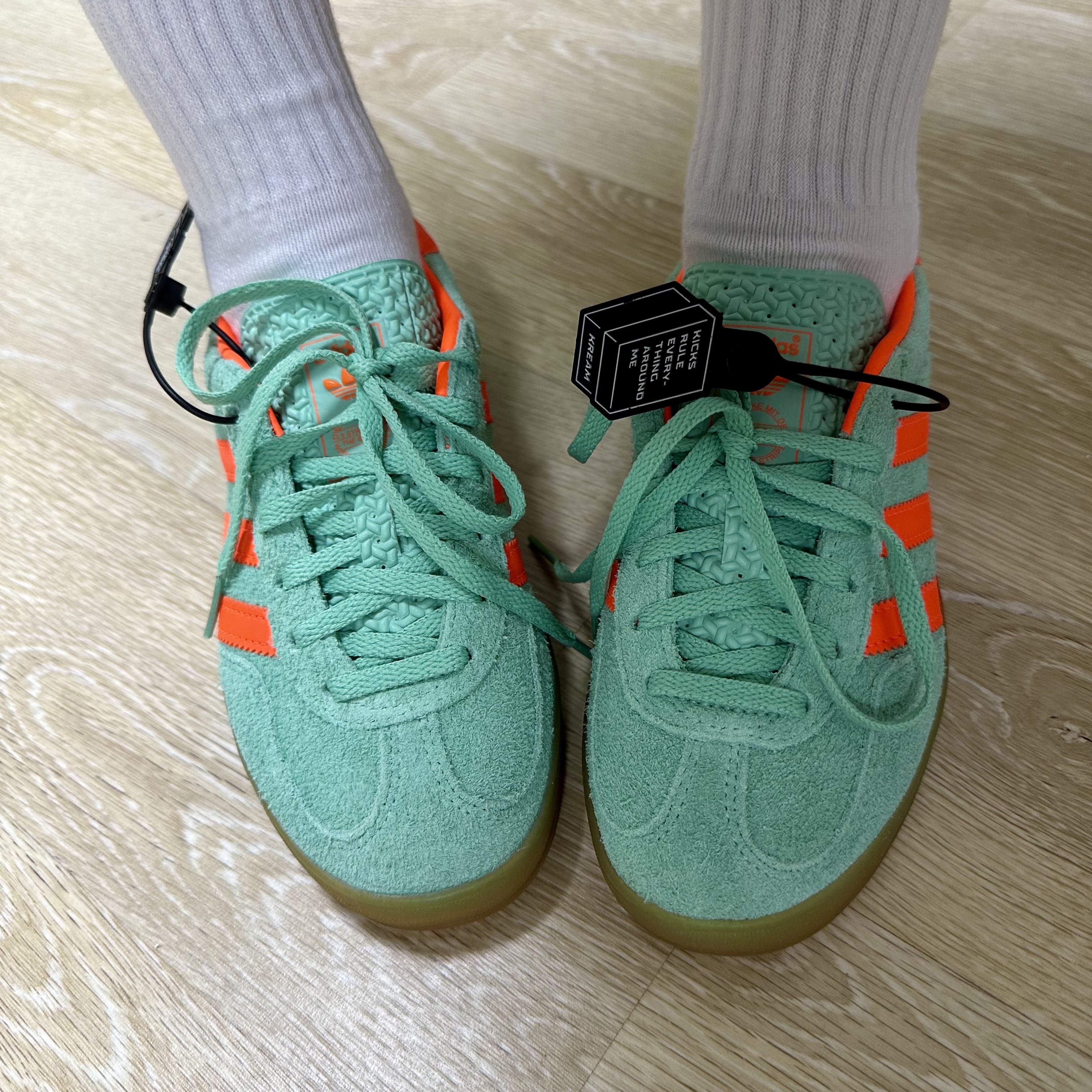 (W) Adidas Gazelle Indoor Pulse Mint Solar Orange 착용 스타일 - 1