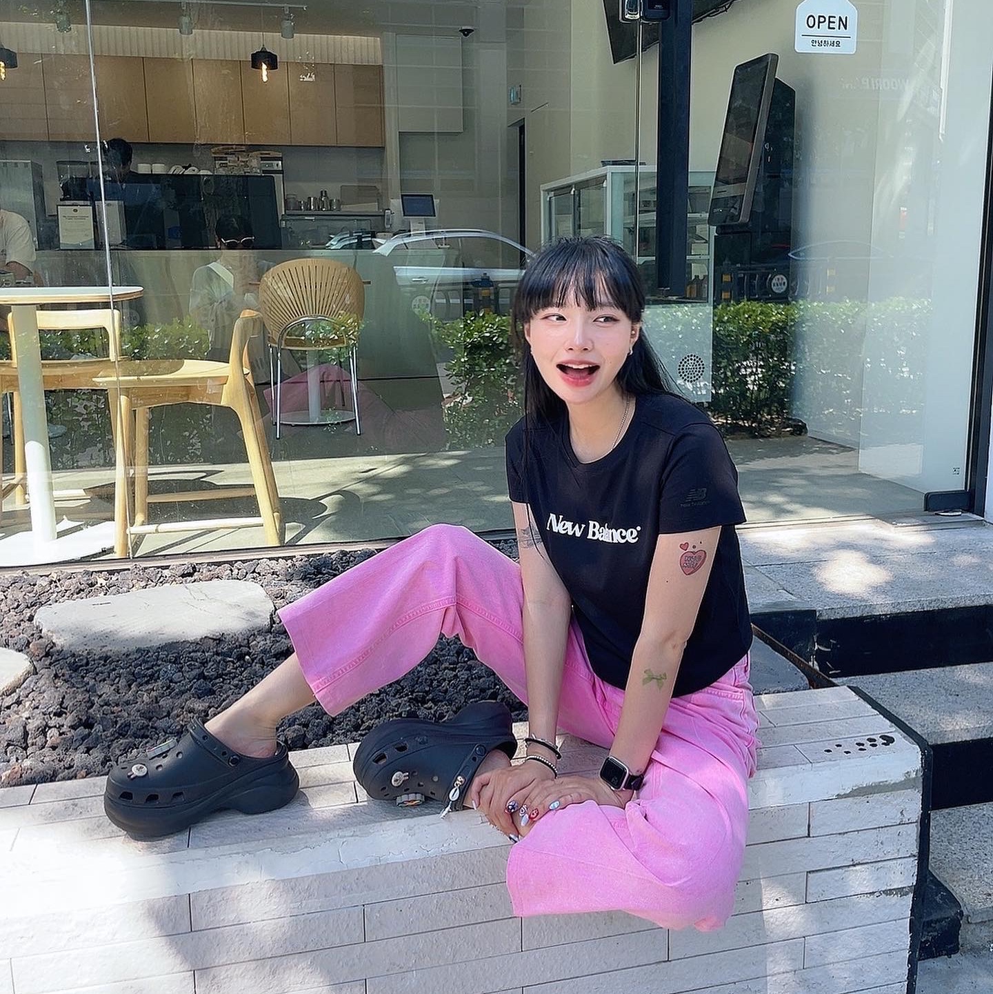 (W) Crocs Classic Platform Clog Black 착용 스타일 - 2