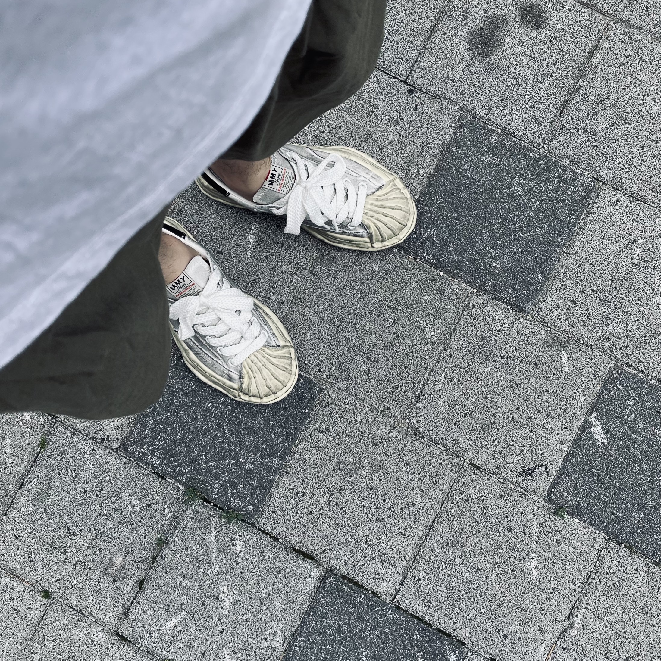 Maison Mihara Yasuhiro Blakey OG Sole Distressed Canvas Low-top Sneakers White 착용 스타일