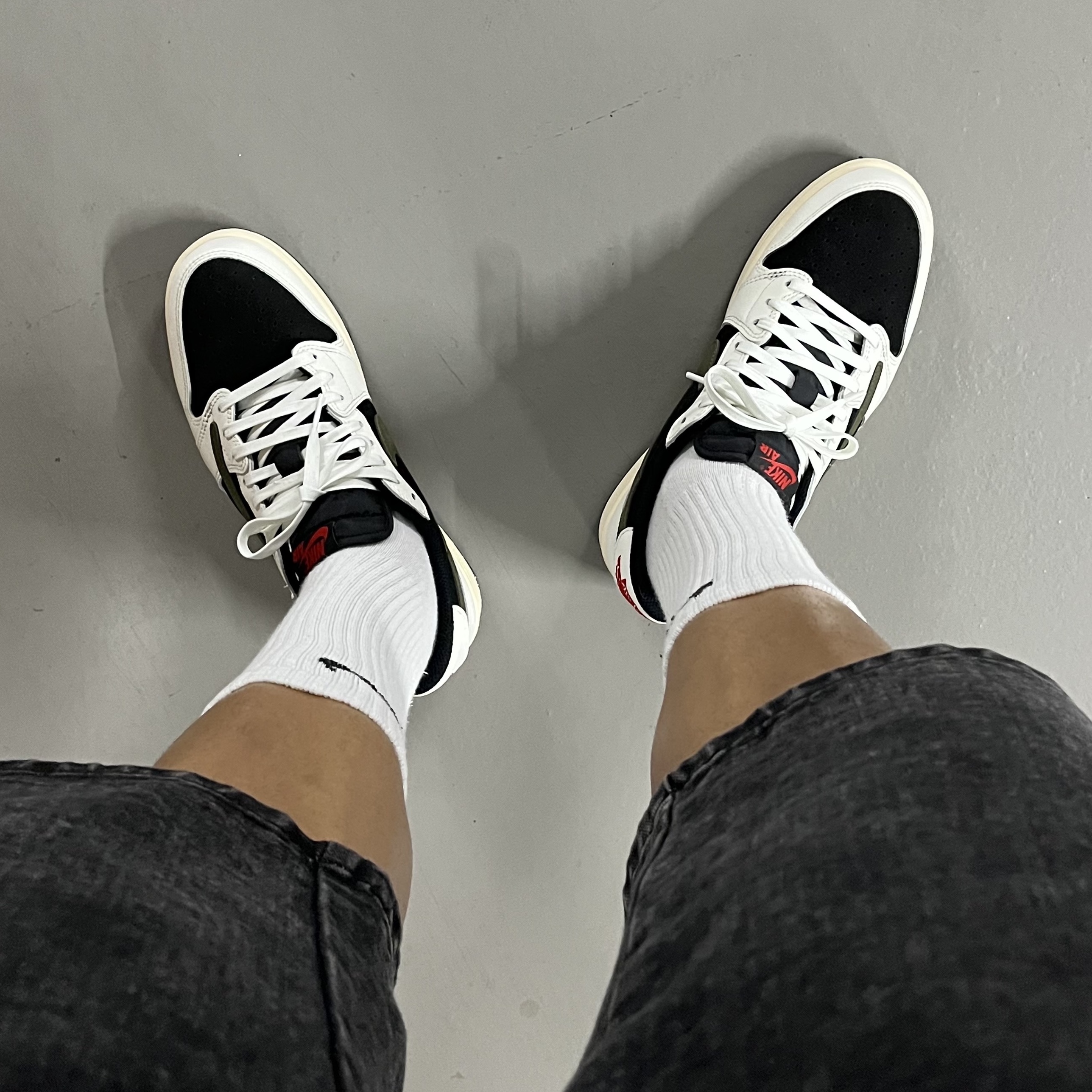 (W) Jordan 1 x Travis Scott Retro Low OG SP Medium Olive 착용 스타일 - 1