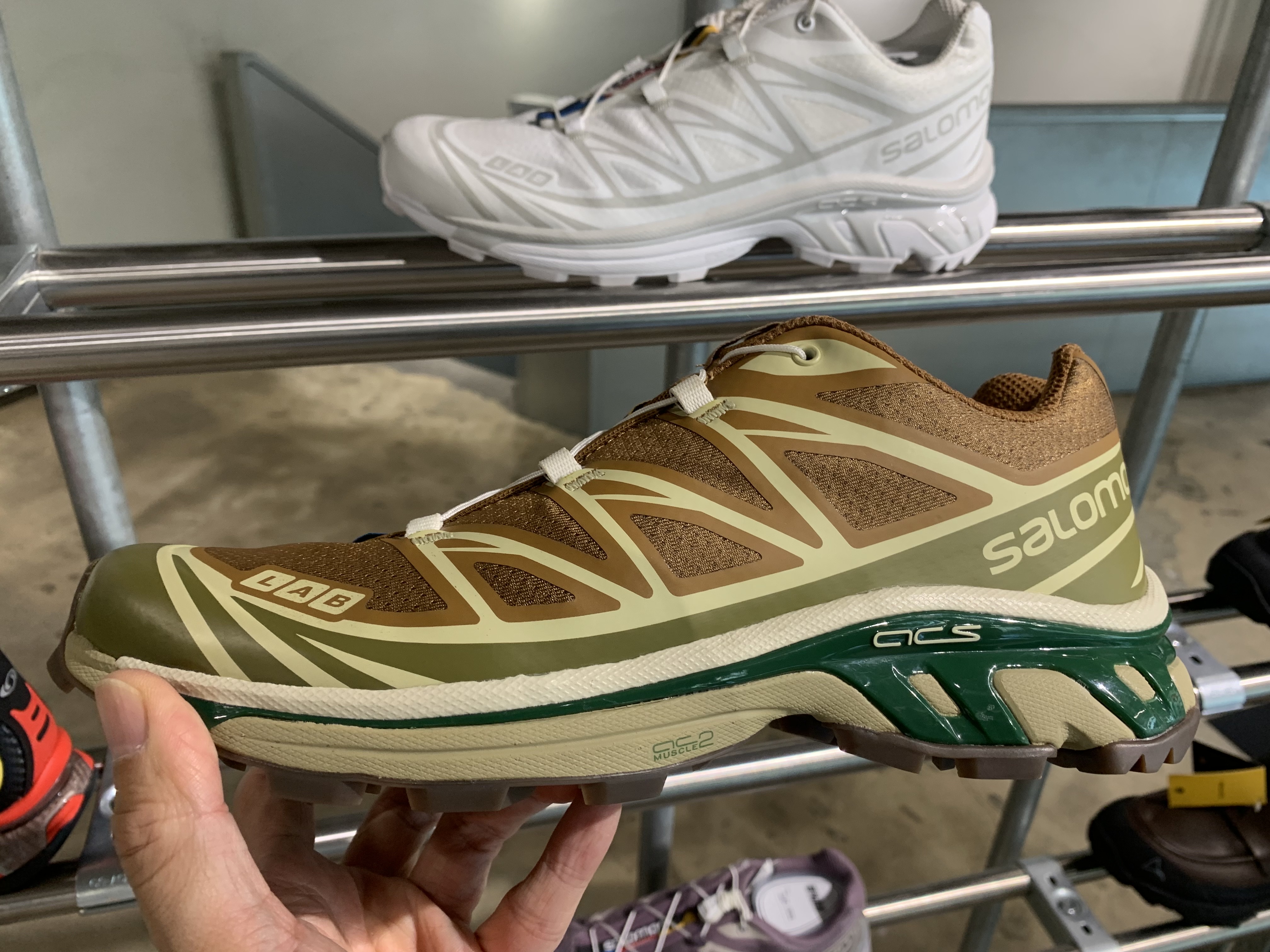 Salomon XT-6 Gore-Tex Vintage Khaki 착용 스타일 - 1