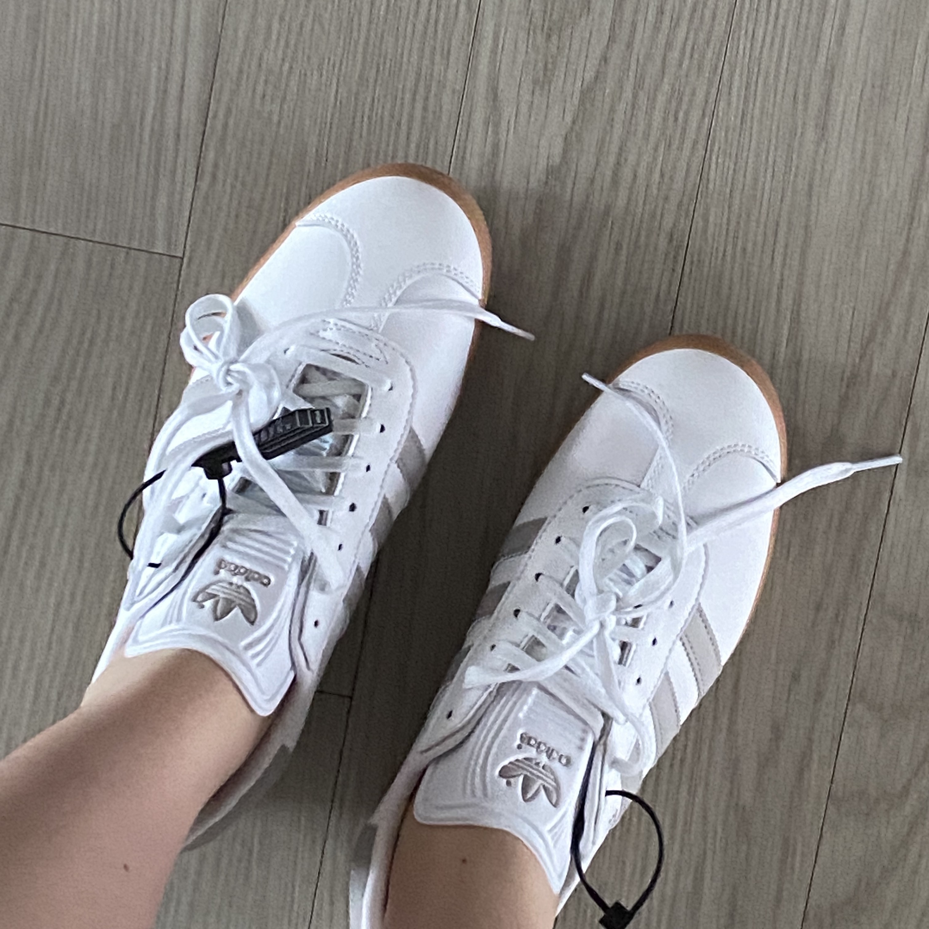 Adidas Gazelle White Grey 착용 스타일 - 3