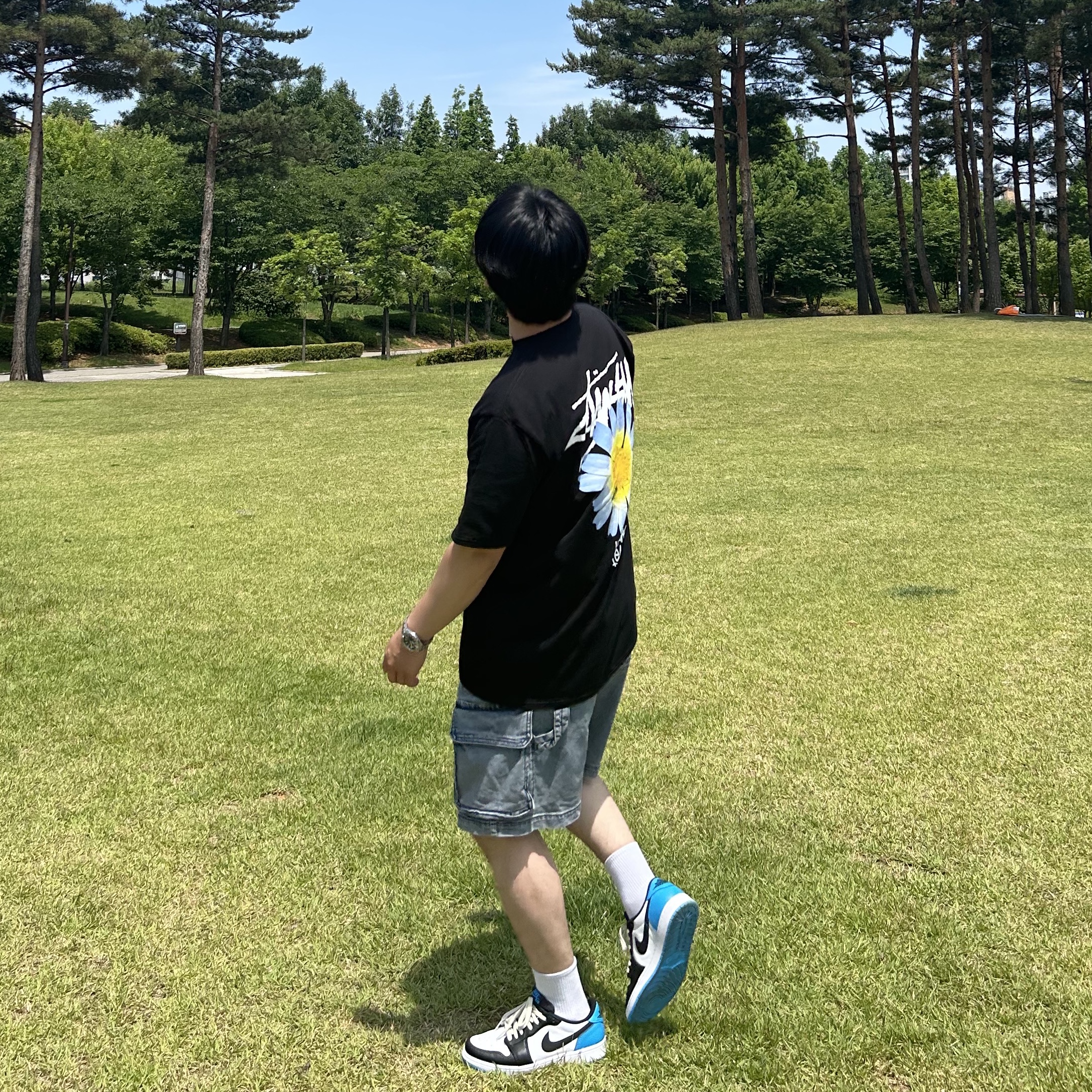 Jordan 1 Retro Low OG Black and Dark Powder Blue, Stussy ITP Flower T-Shirt Black 착용 스타일