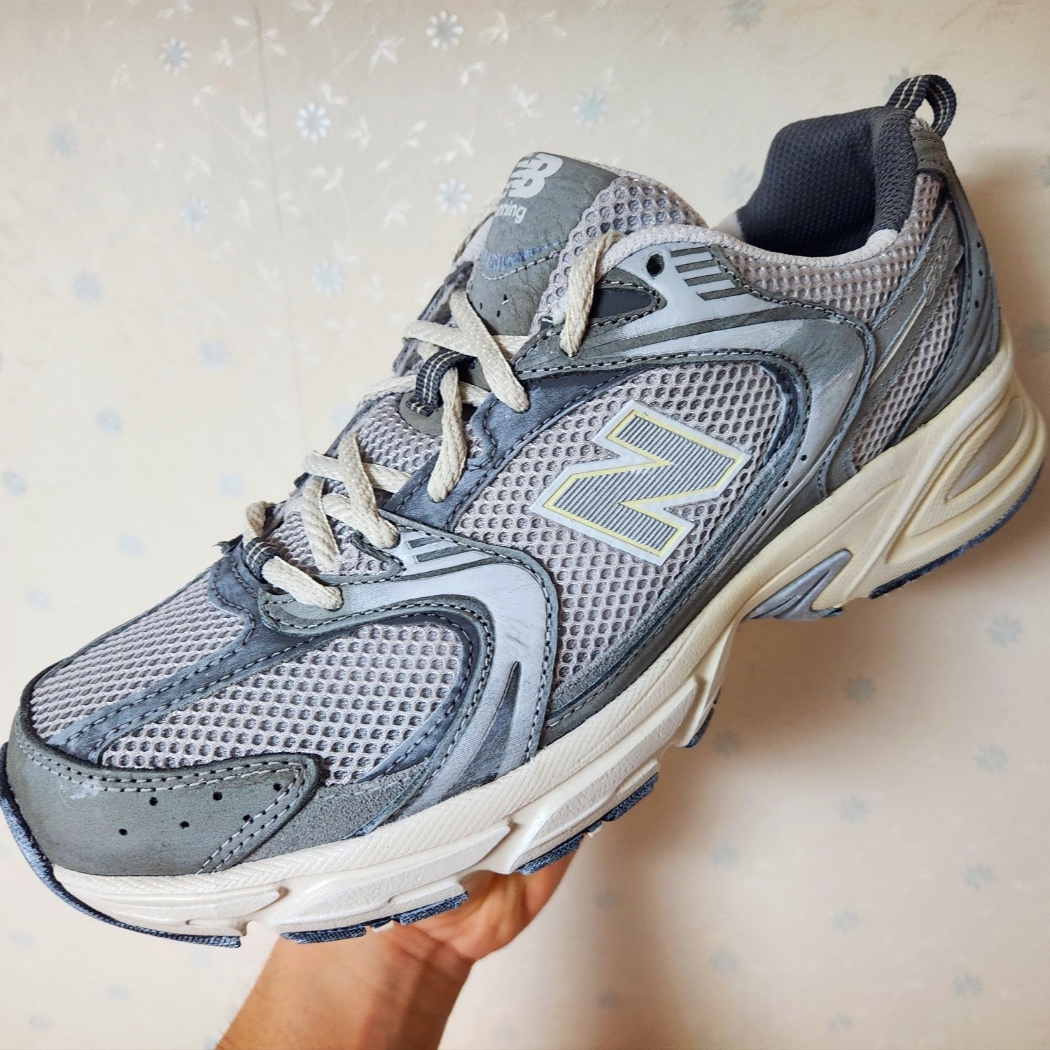 New Balance 530 Premium Vintage Grey Matter 착용 스타일 - 1