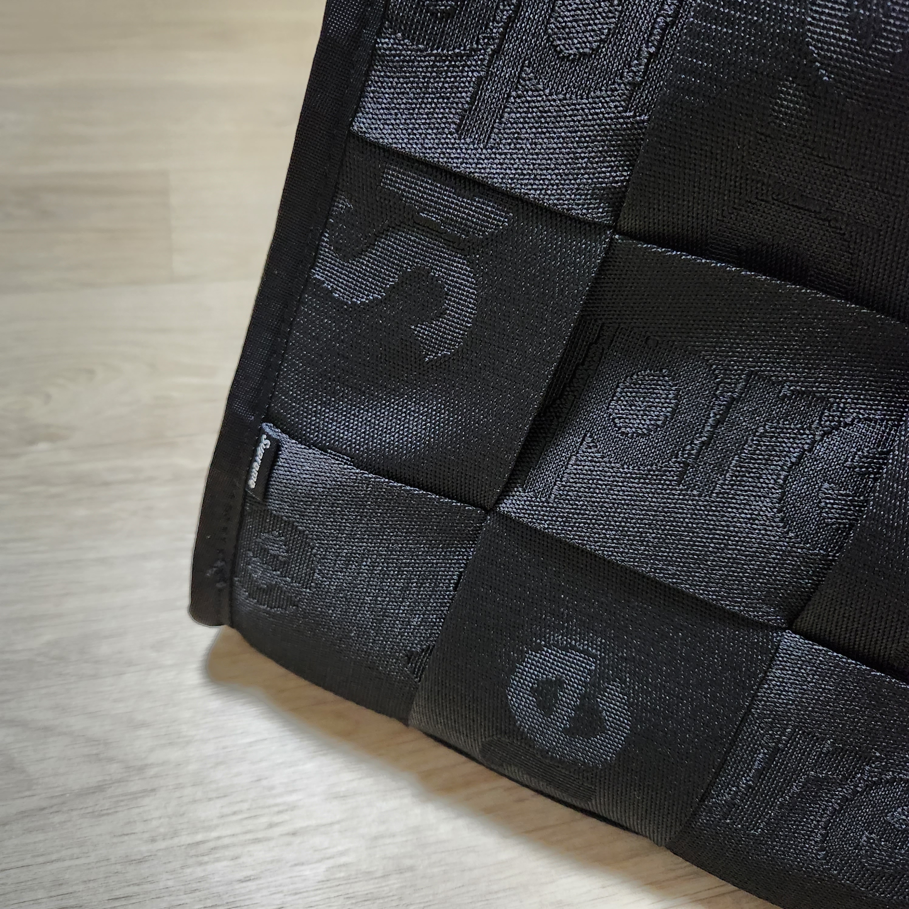 Supreme Woven Large Tote Black - 23SS 착용 스타일 - 2