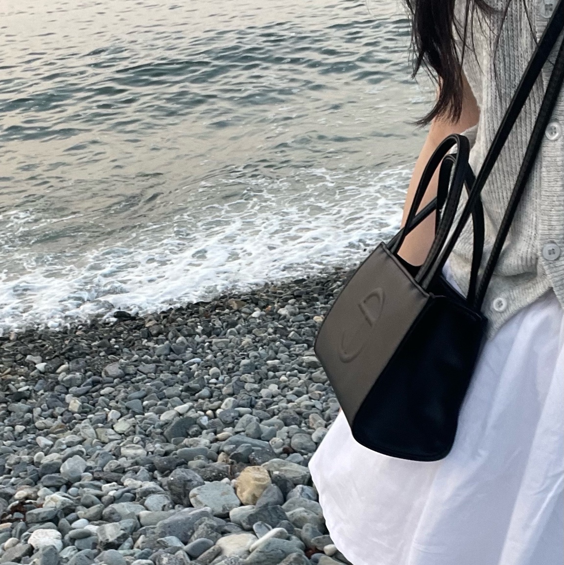 Telfar Small Shopping Bag Black 착용 스타일 - 2