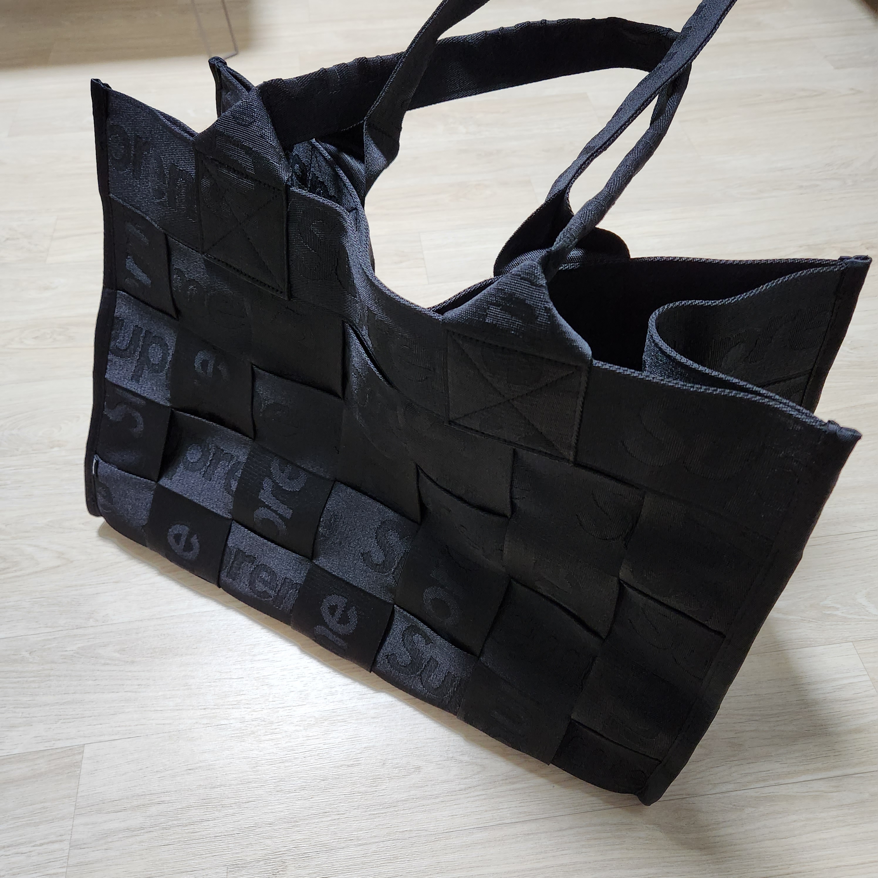 Supreme Woven Large Tote Black - 23SS 착용 스타일 - 1