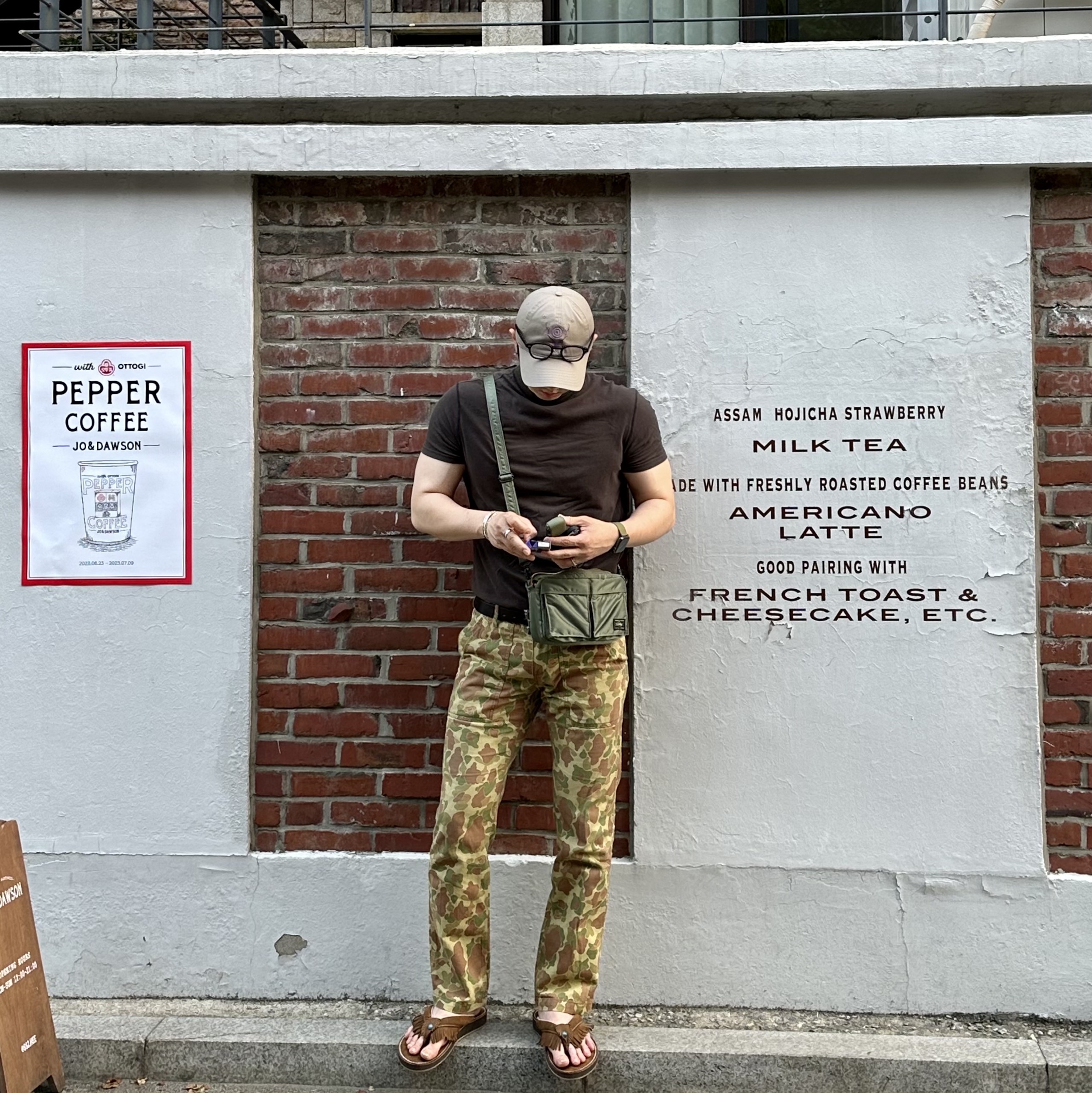 South2 West8 Strap Back Cap Khaki, Porter Tanker Shoulder Bag Sage Green 착용 스타일 - 2