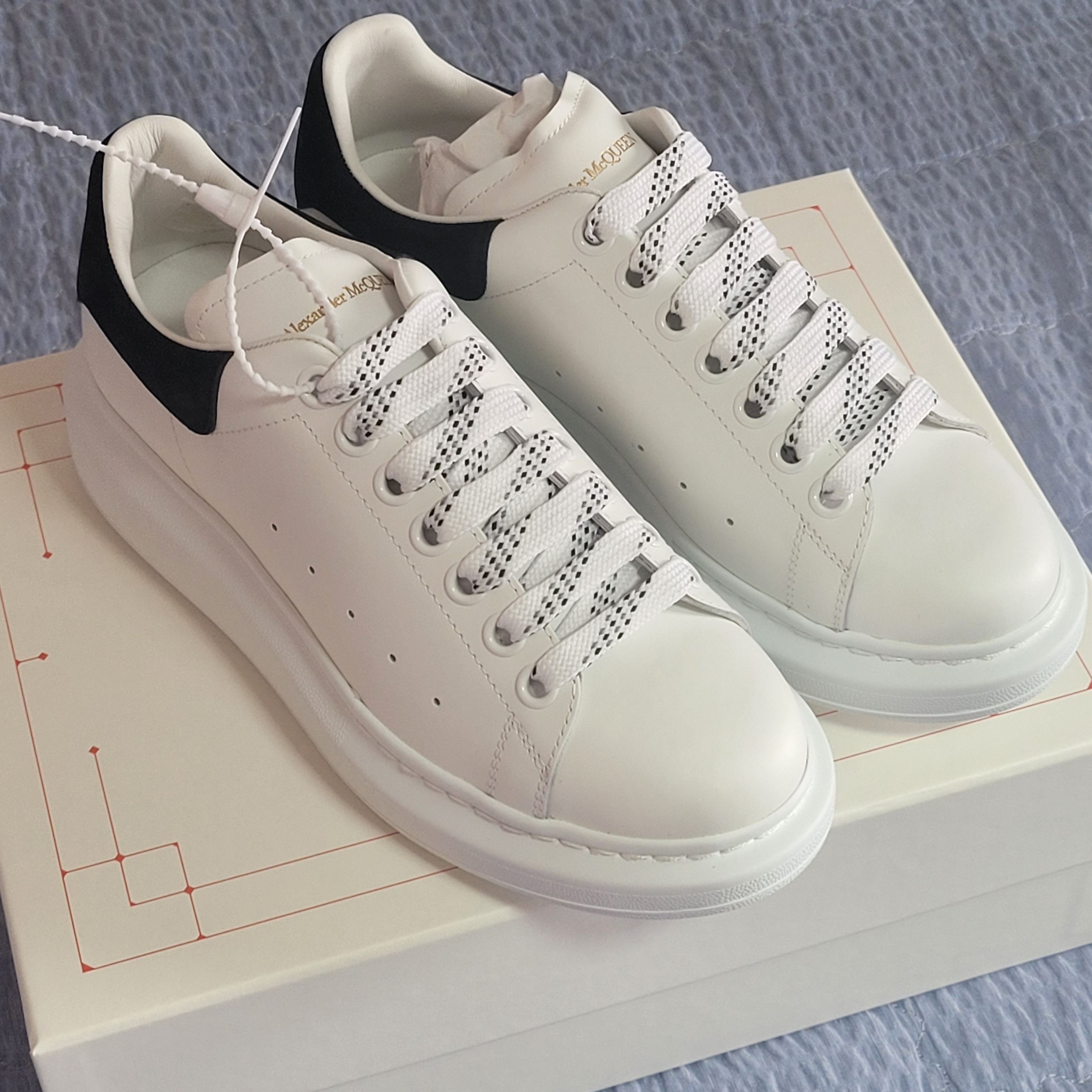 (W) Alexander McQueen Oversized Sneakers White Black 착용 스타일 - 1