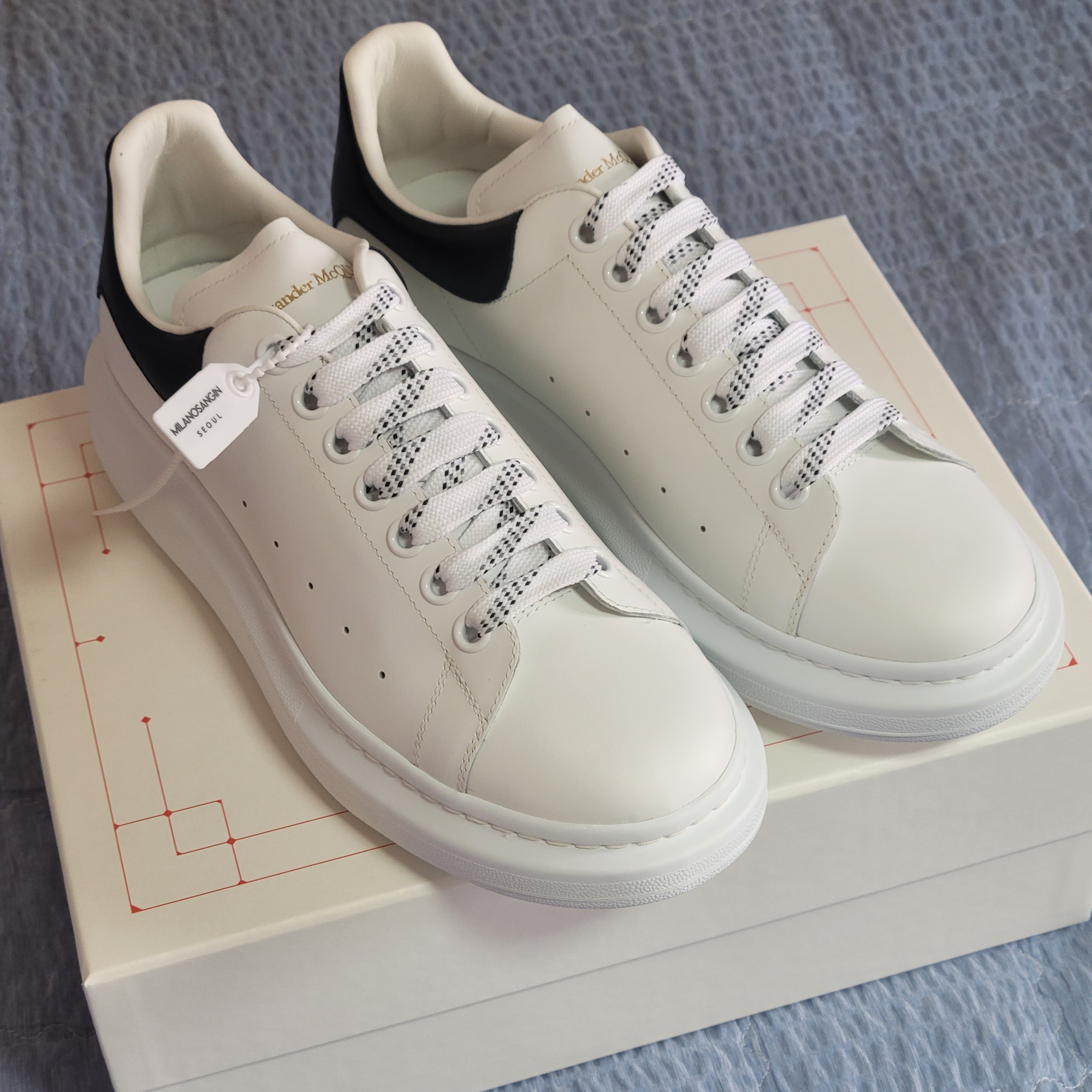 Alexander McQueen Oversized Sneakers White Black 착용 스타일 - 1