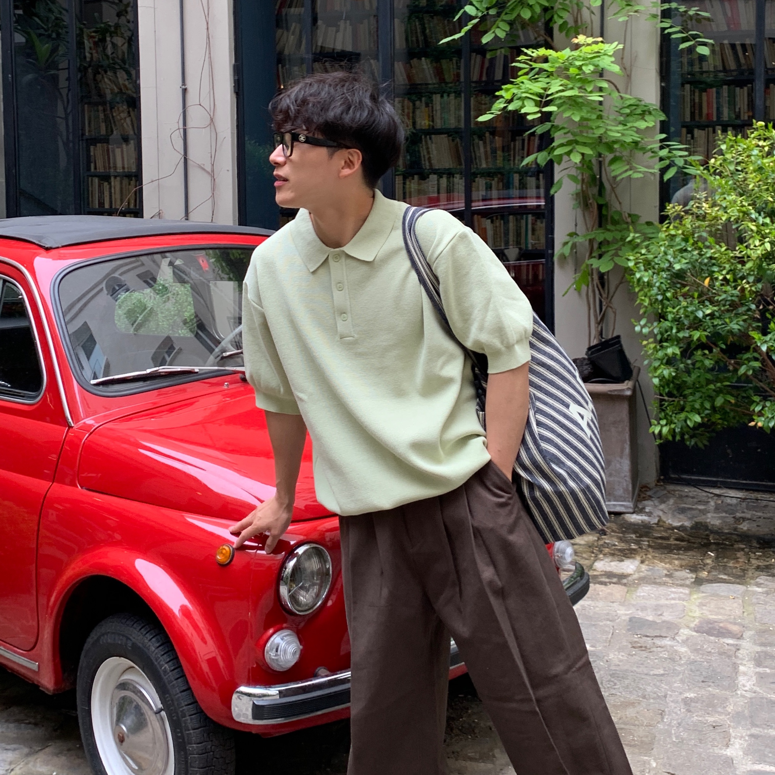 A.P.C. Lou Tote Bag Navy Blue 착용 스타일 - 2