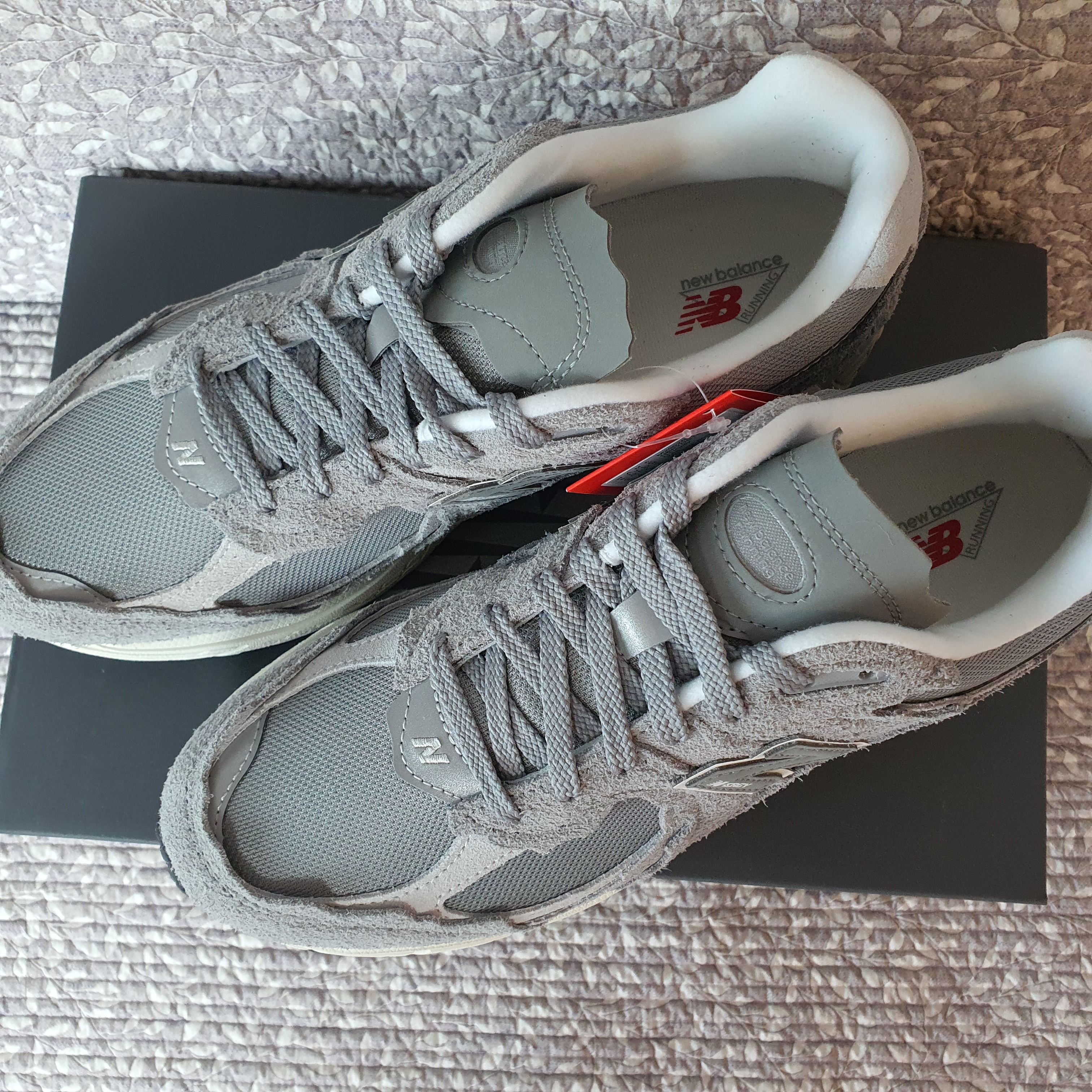 New Balance 2002R Protection Pack Grey 착용 스타일