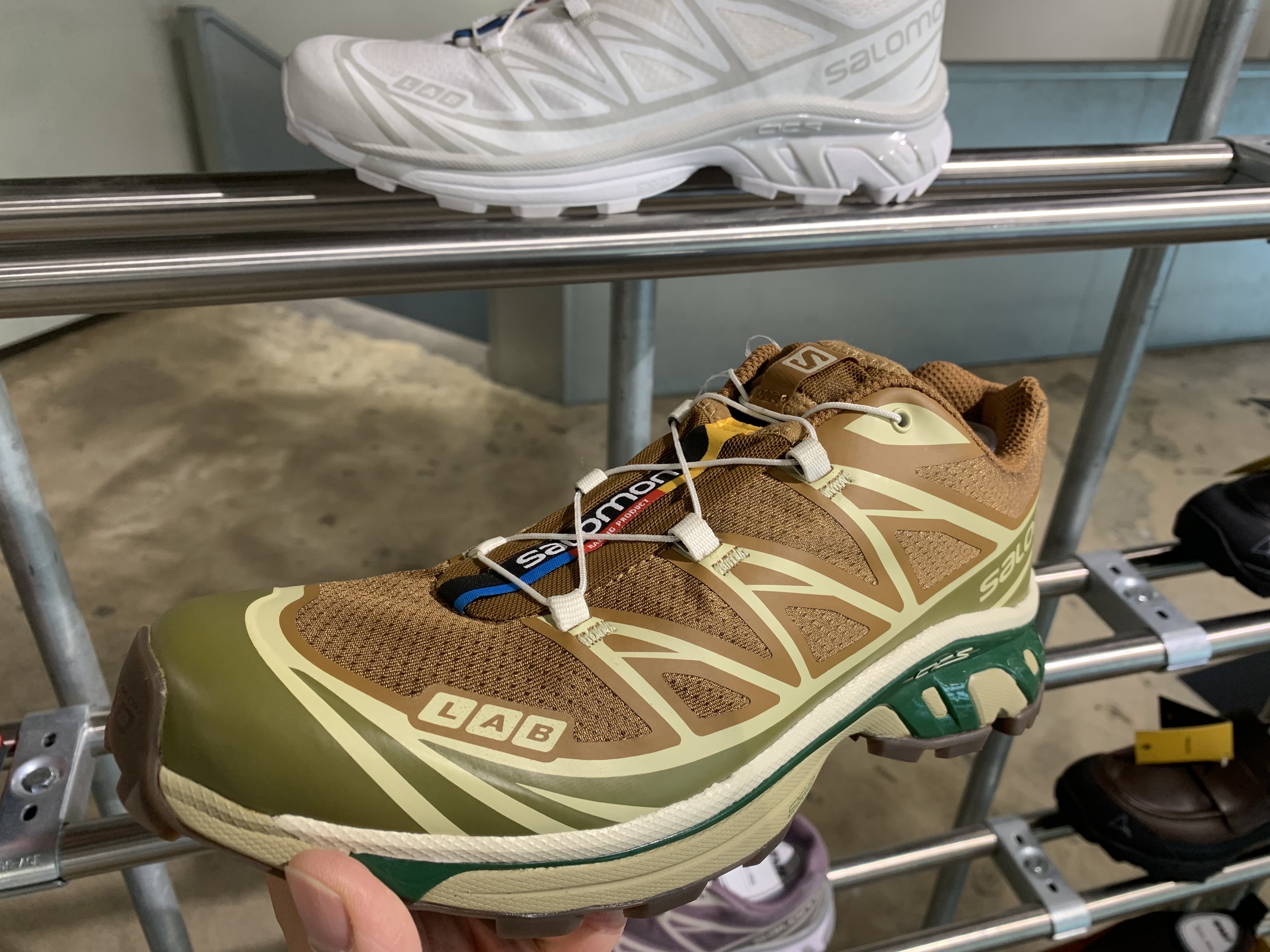 Salomon XT-6 Gore-Tex Vintage Khaki 착용 스타일 - 2