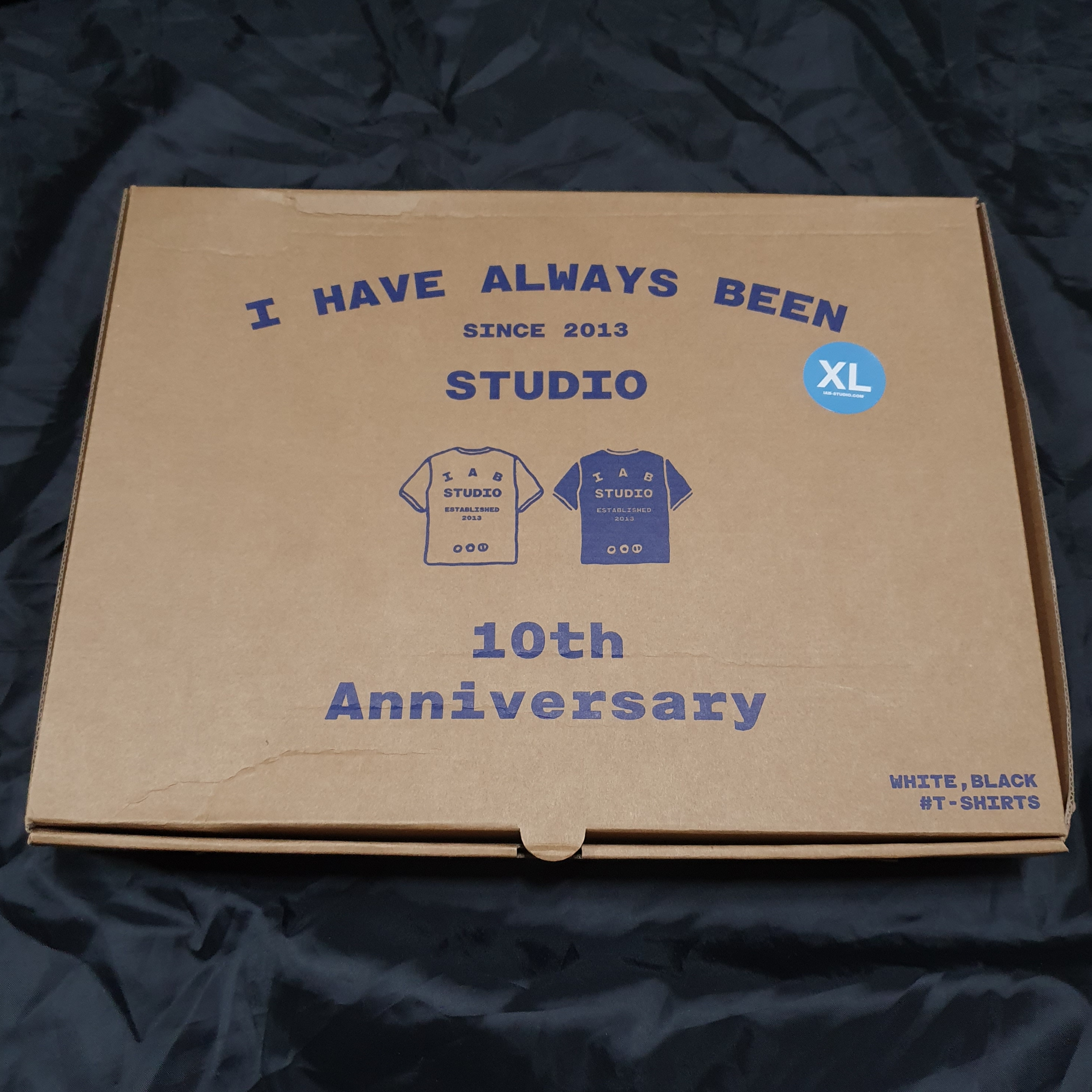 IAB Studio 10th Anniversary T-Shirts Pack White & Black (2 Pack) 착용 스타일