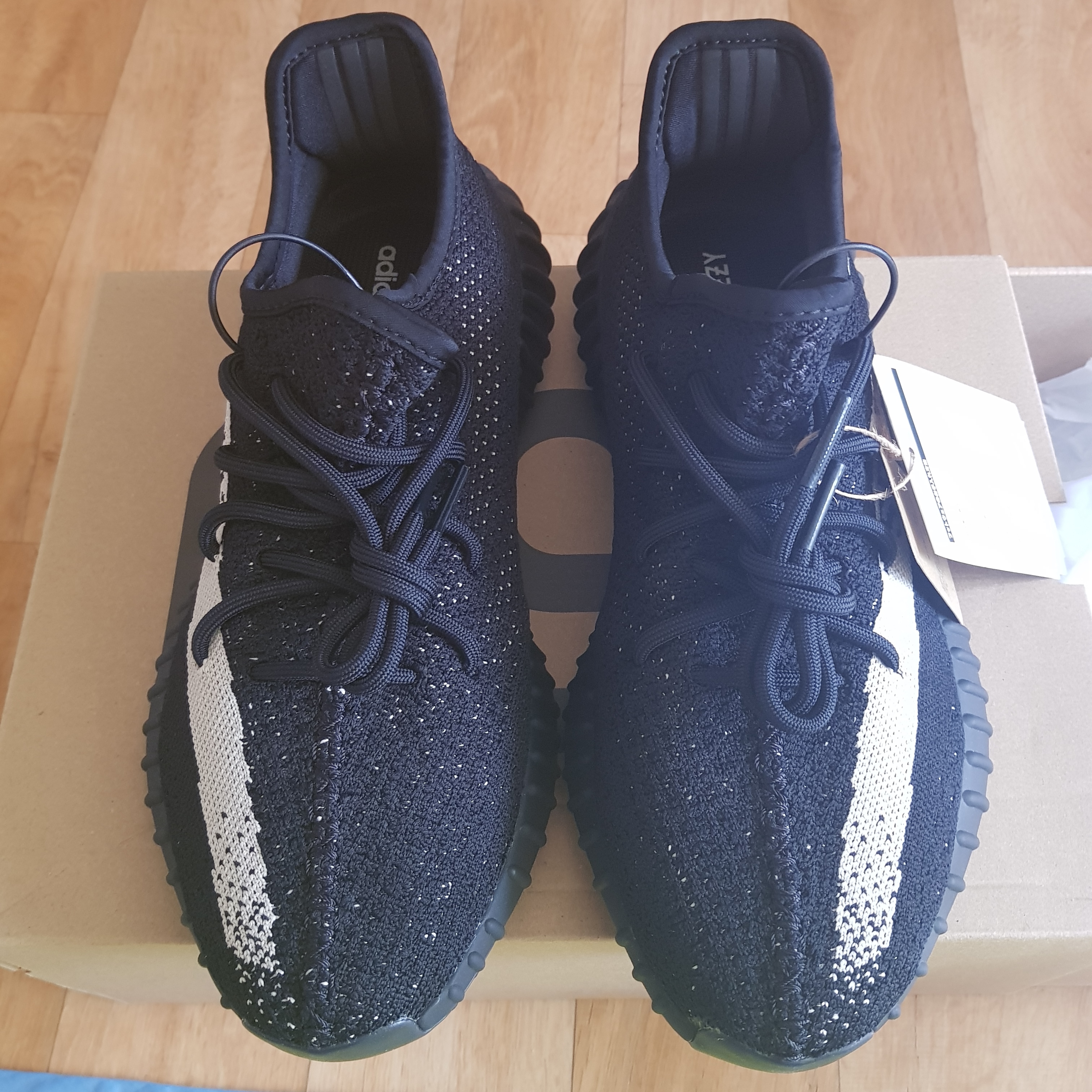 Adidas Yeezy Boost 350 V2 Core Black White 2022 착용 스타일 - 1