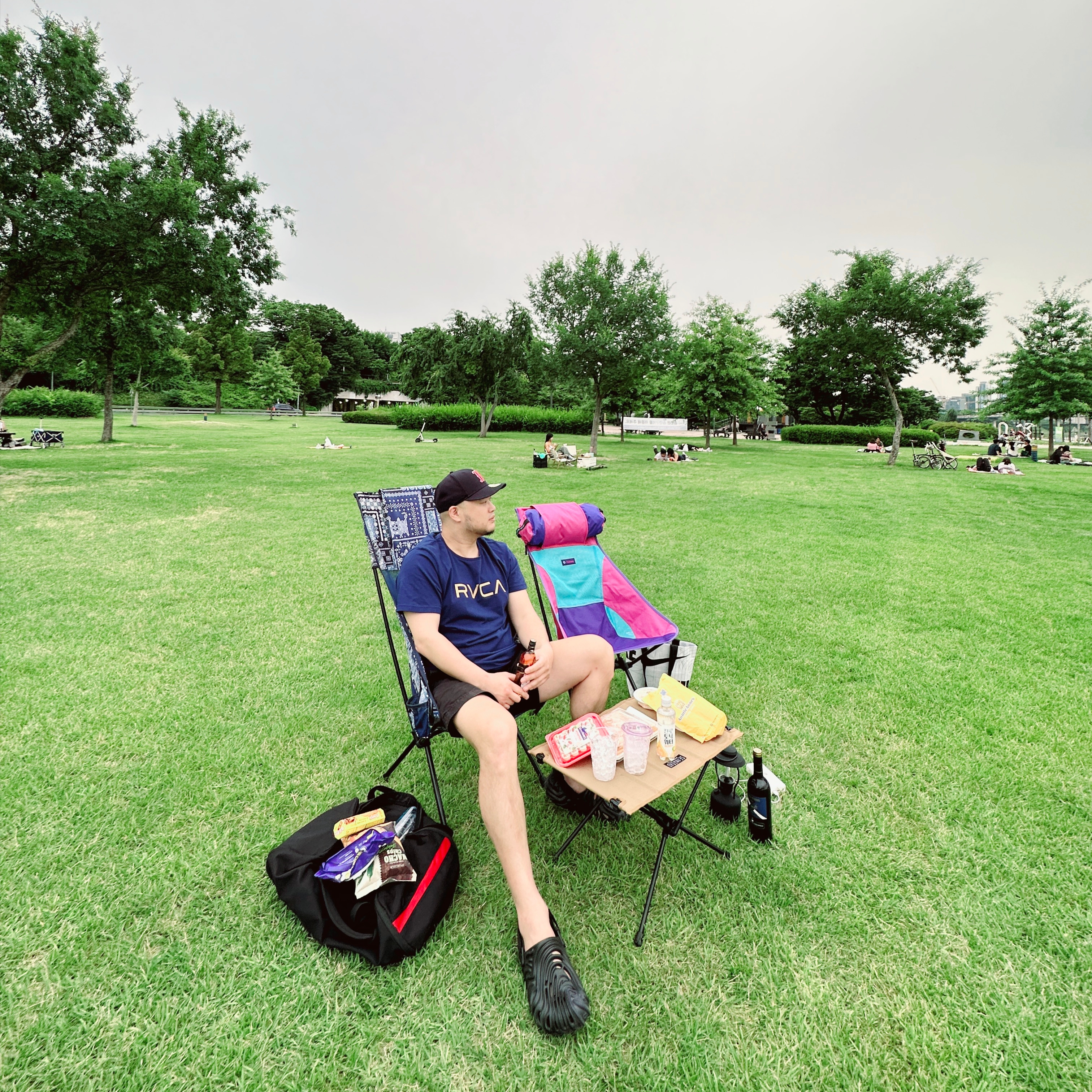 Crocs x Salehe Bembury Pollex Clog Sasquatch, Helinox Savanna Chair Blue Bandanna Quilt 착용 스타일