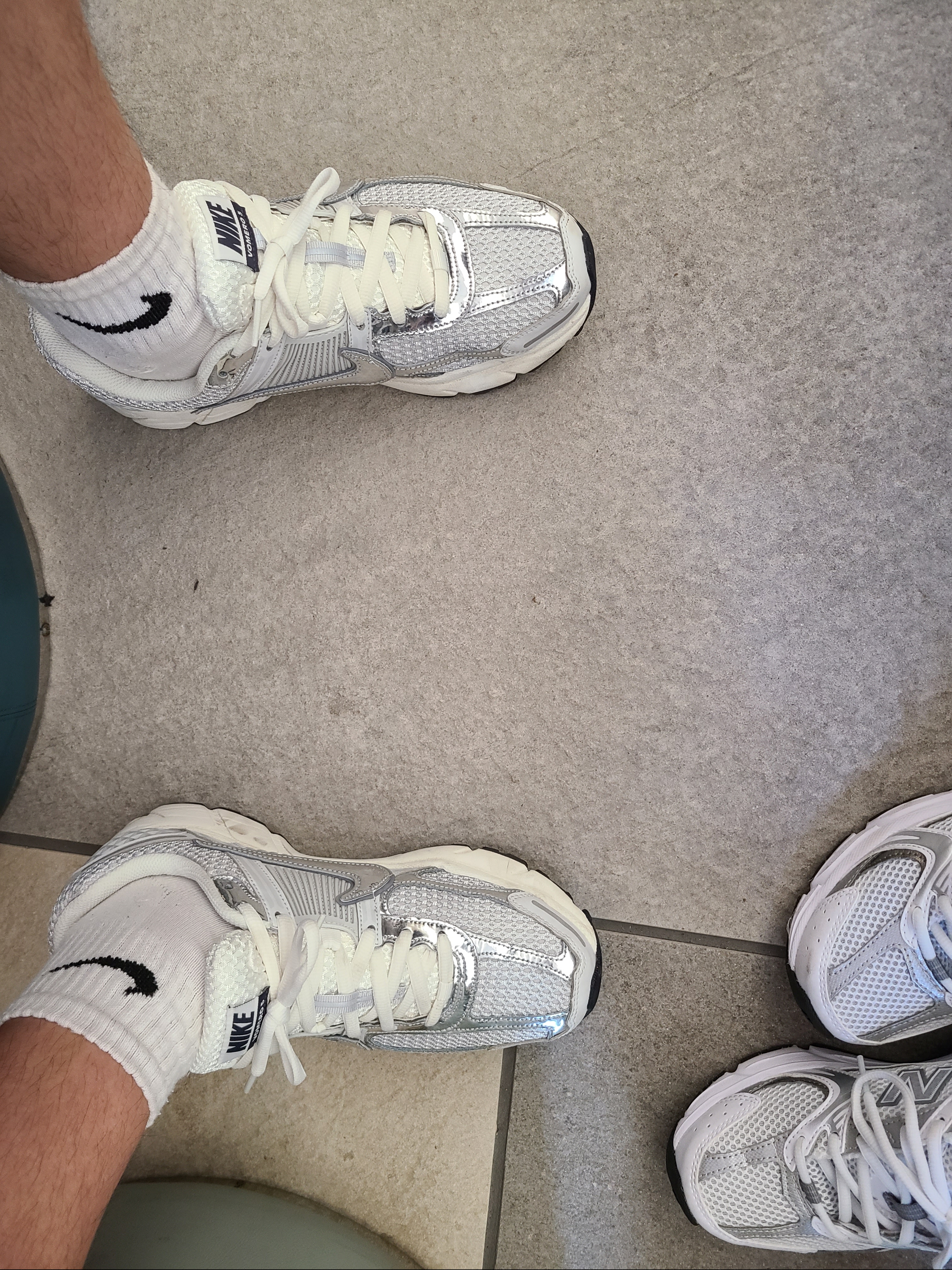 (W) Nike Zoom Vomero 5 Photon Dust and Metallic Silver 착용 스타일