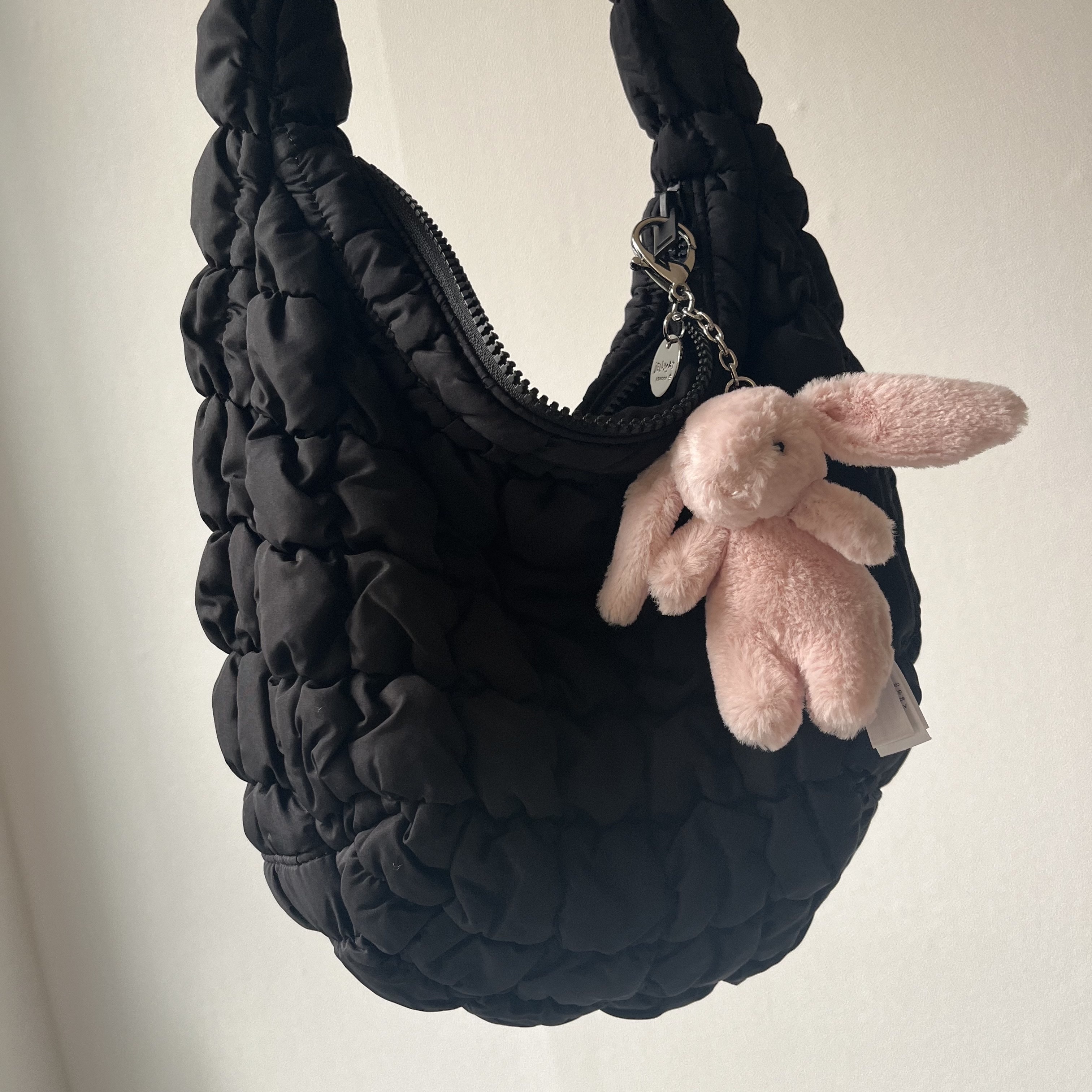 COS Quilted Mini Bag Black, Jellycat Bashful Bunny Bag Charm Blush 착용 스타일 - 1