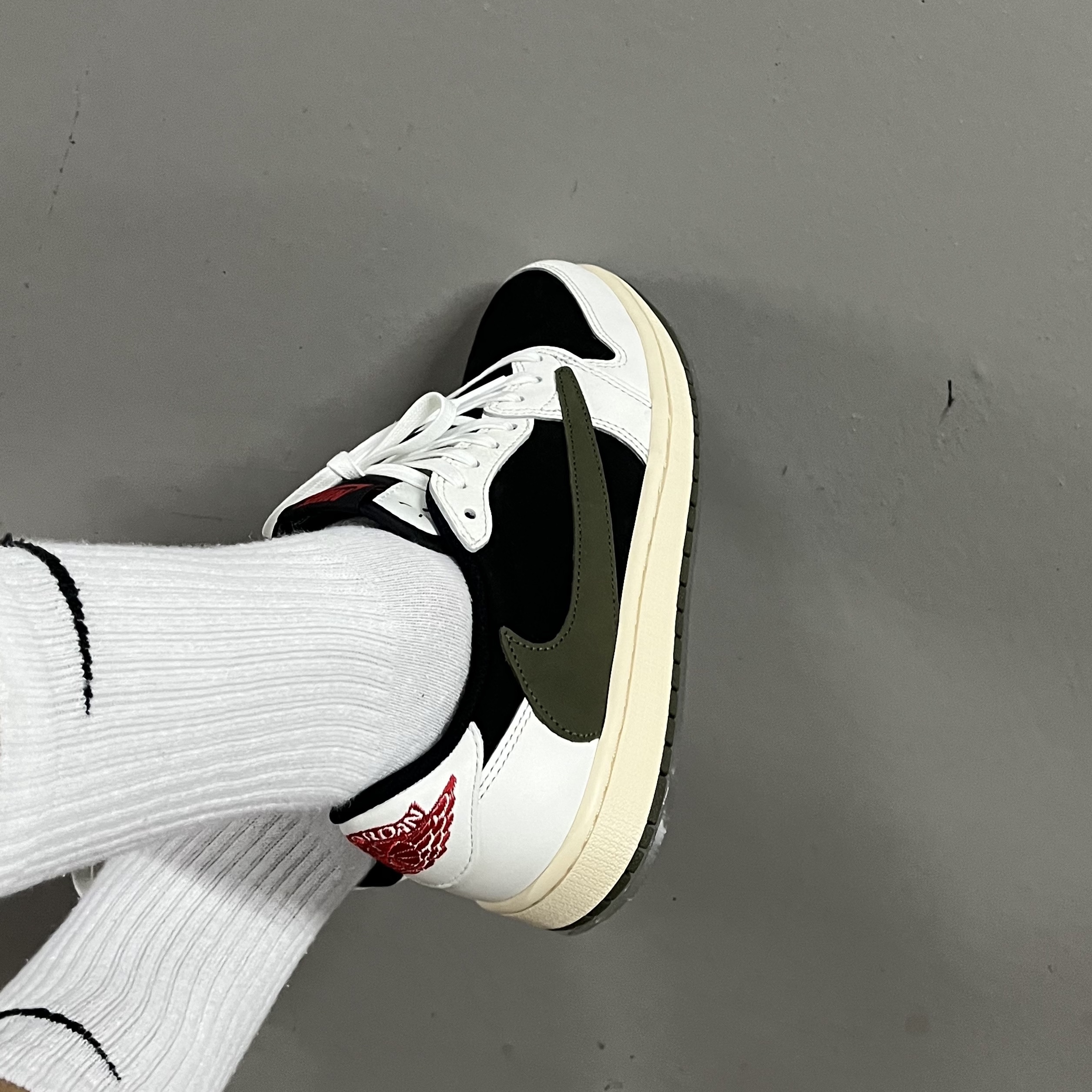 (W) Jordan 1 x Travis Scott Retro Low OG SP Medium Olive 착용 스타일 - 2