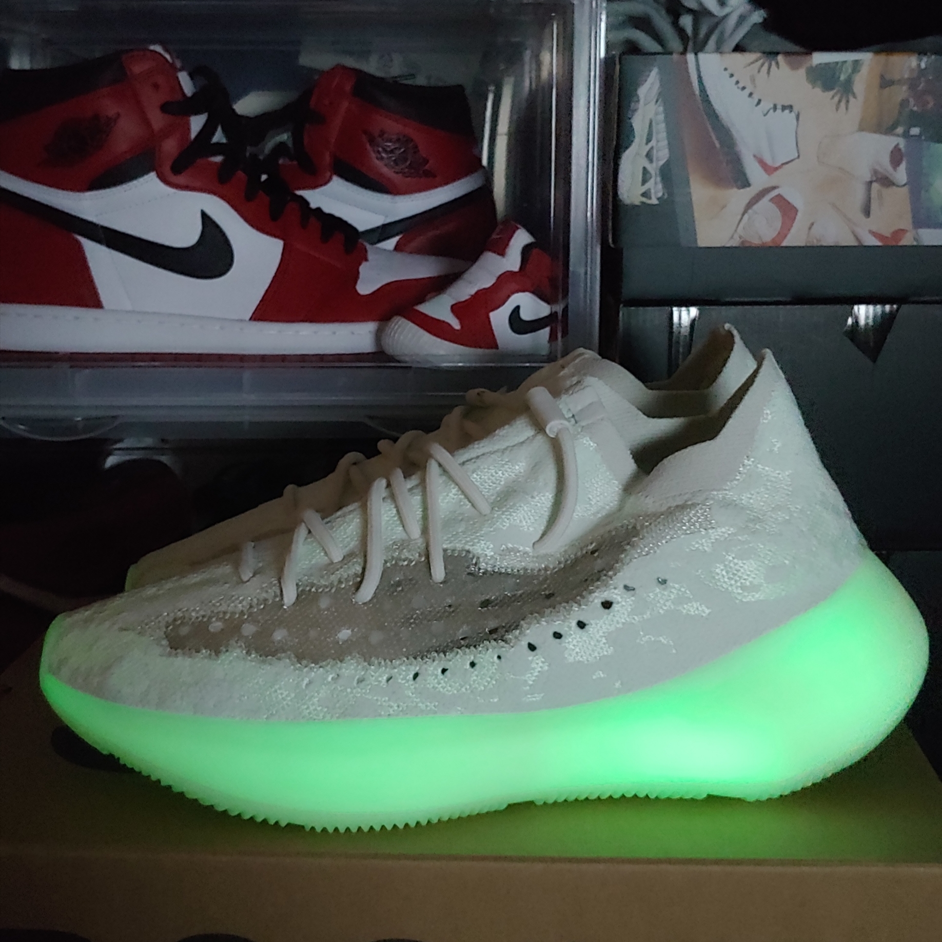 Adidas Yeezy Boost 380 Calcite Glow, Jordan 1 Retro High OG Chicago 2015 착용 스타일 - 1