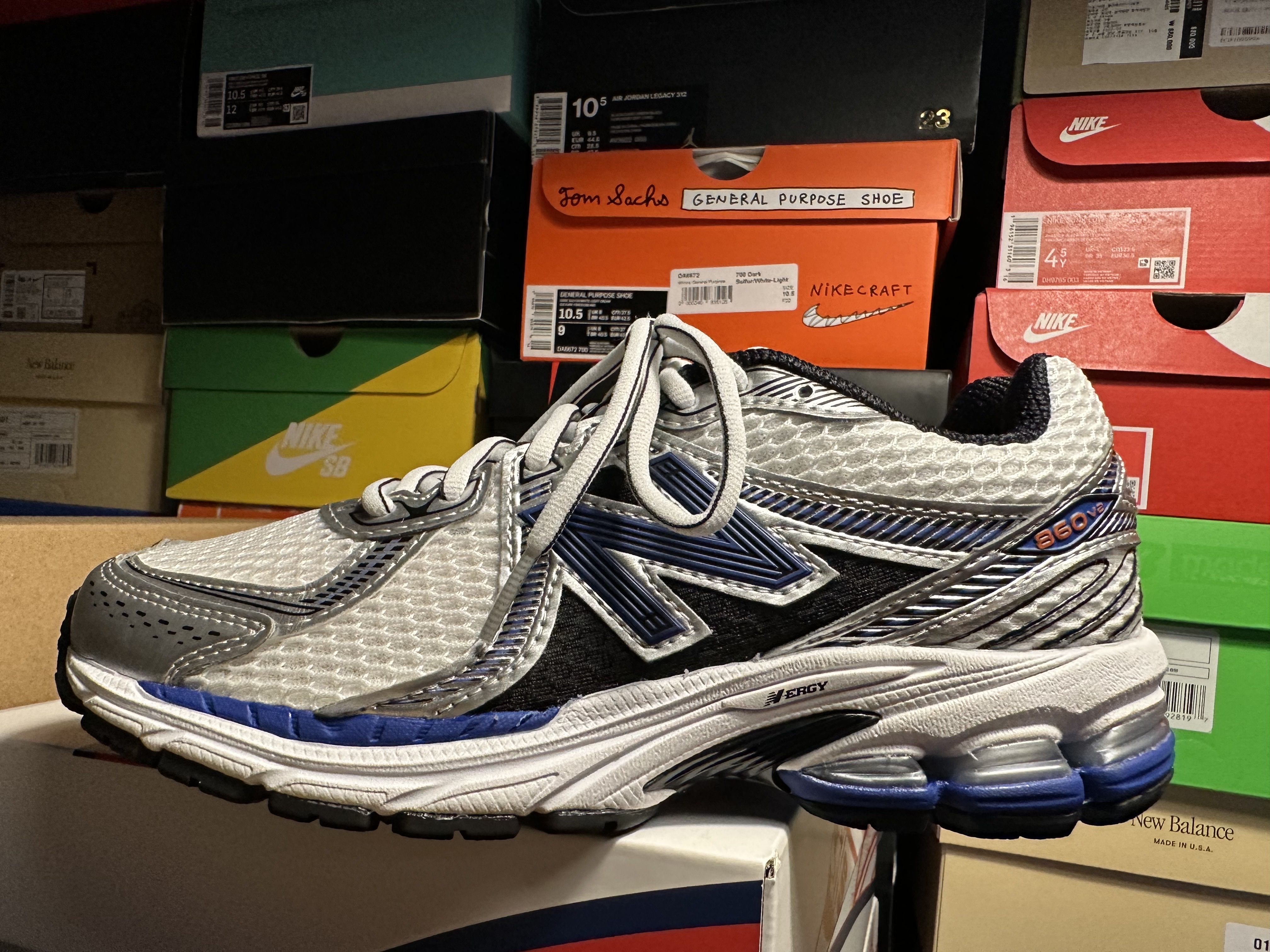 New Balance 860v2 Metallic Silver 착용 스타일 - 4