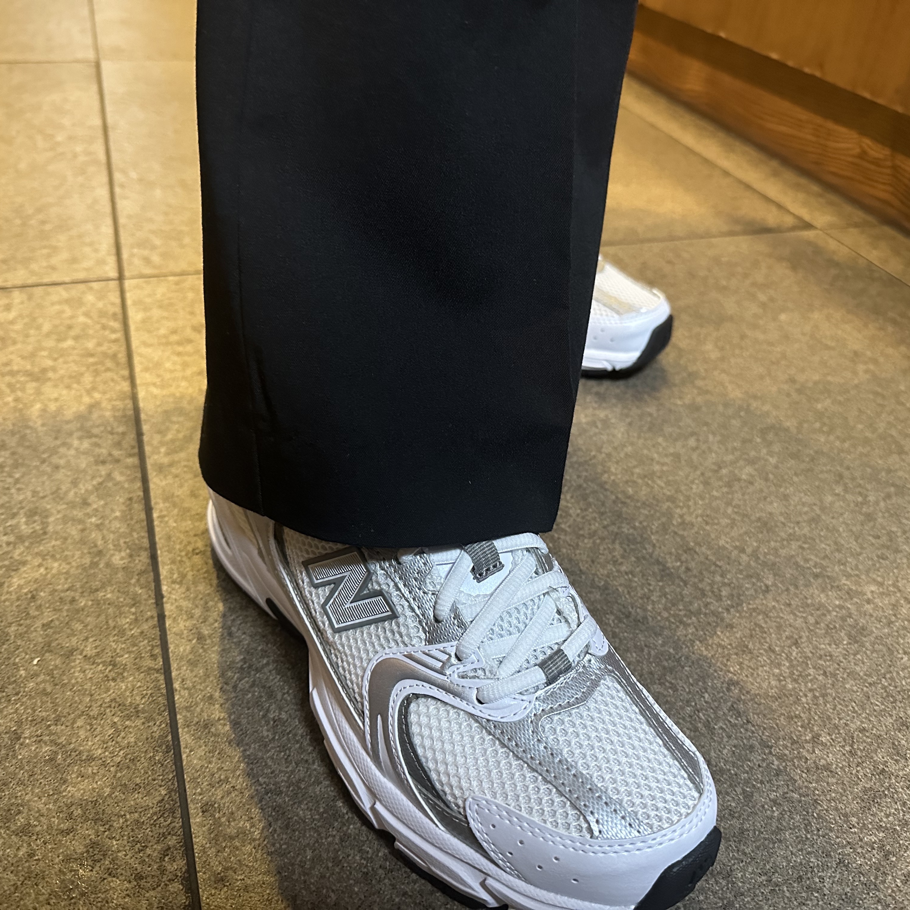 New Balance 530 White Silver 착용 스타일 - 1