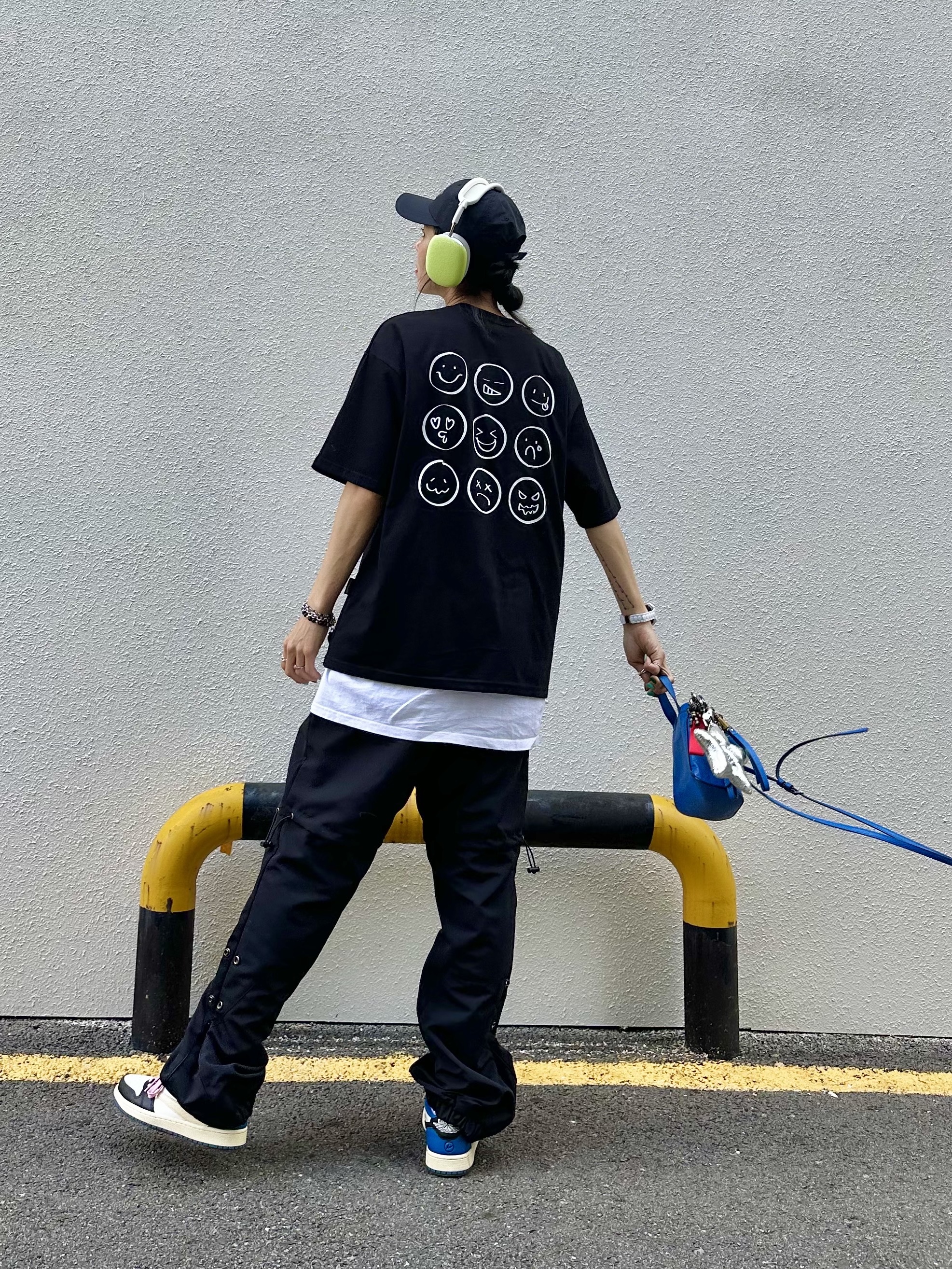 Jordan 1 x Travis Scott x Fragment Retro Low OG SP Military Blue, Apple AirPods Max Lightning Silver (Korean Ver.) 착용 스타일 - 1