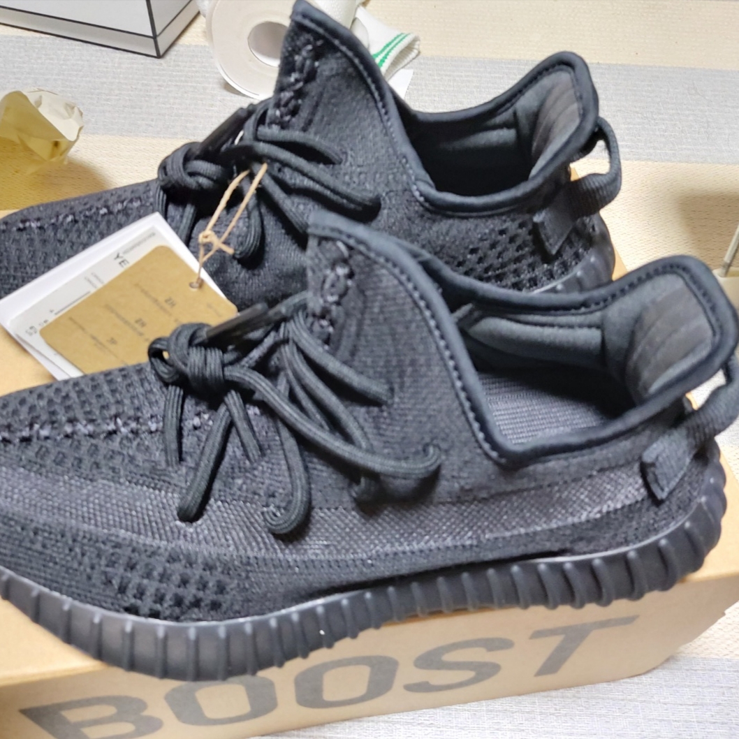 Adidas Yeezy Boost 350 V2 Onyx 착용 스타일 - 2
