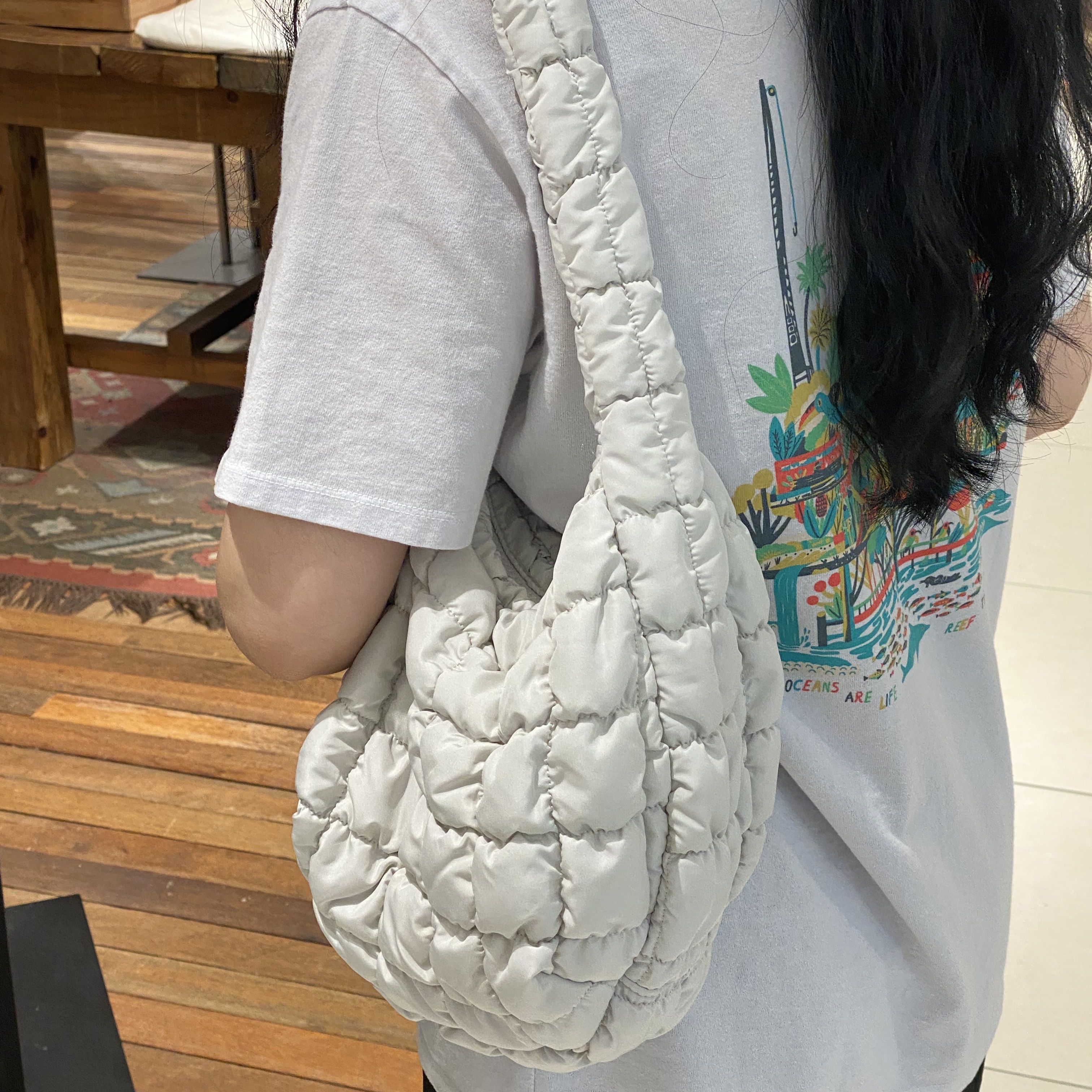 COS Quilted Mini Bag Light Grey 착용 스타일 - 2