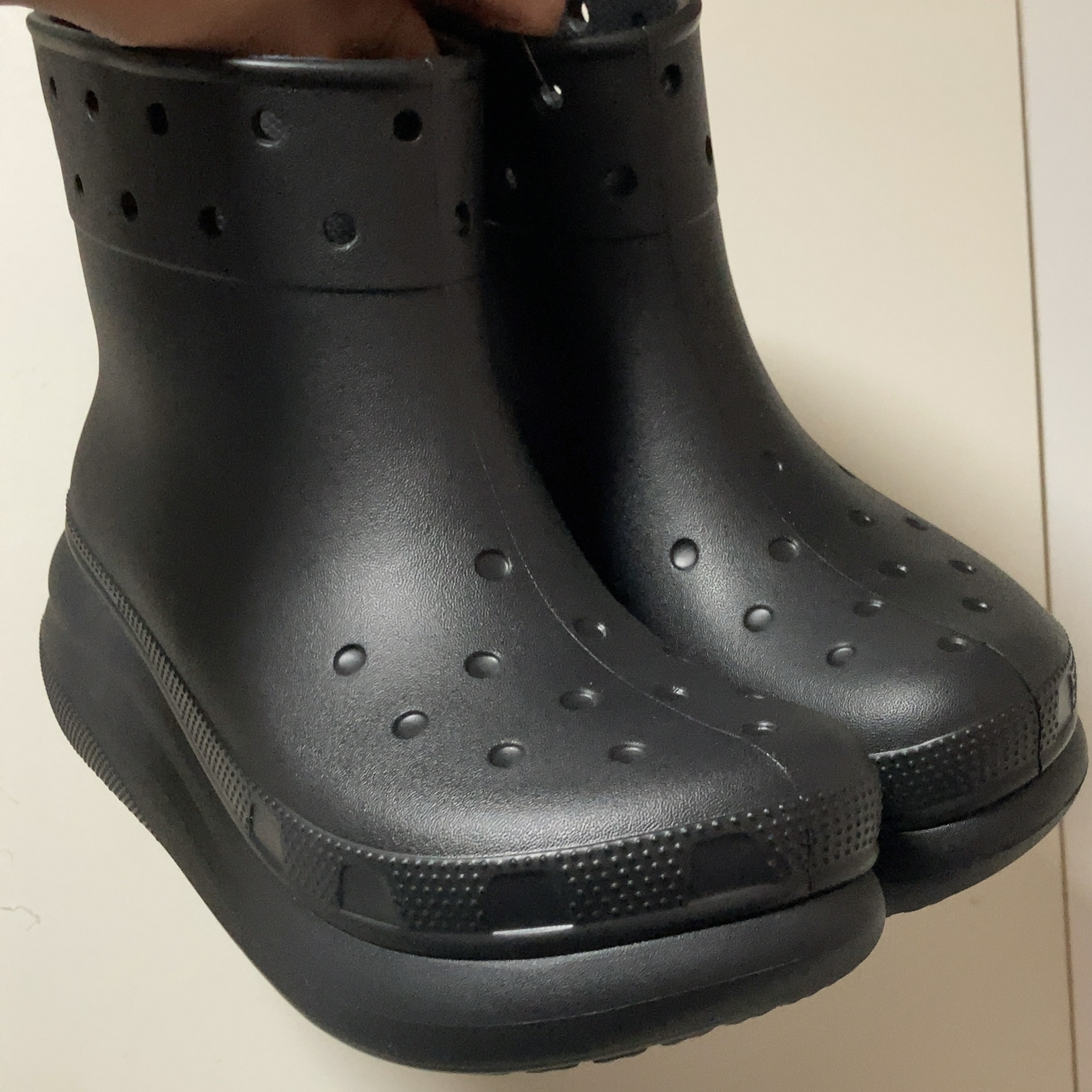 Crocs Classic Crush Boot Black 착용 스타일