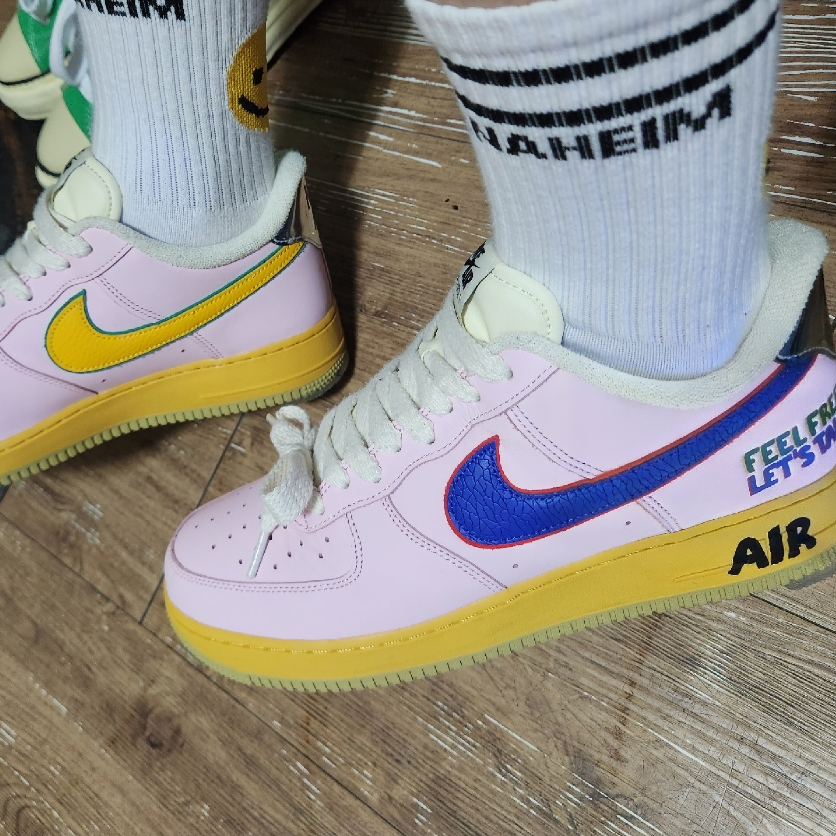 Nike Air Force 1 '07 Pink Tan 착용 스타일 - 2