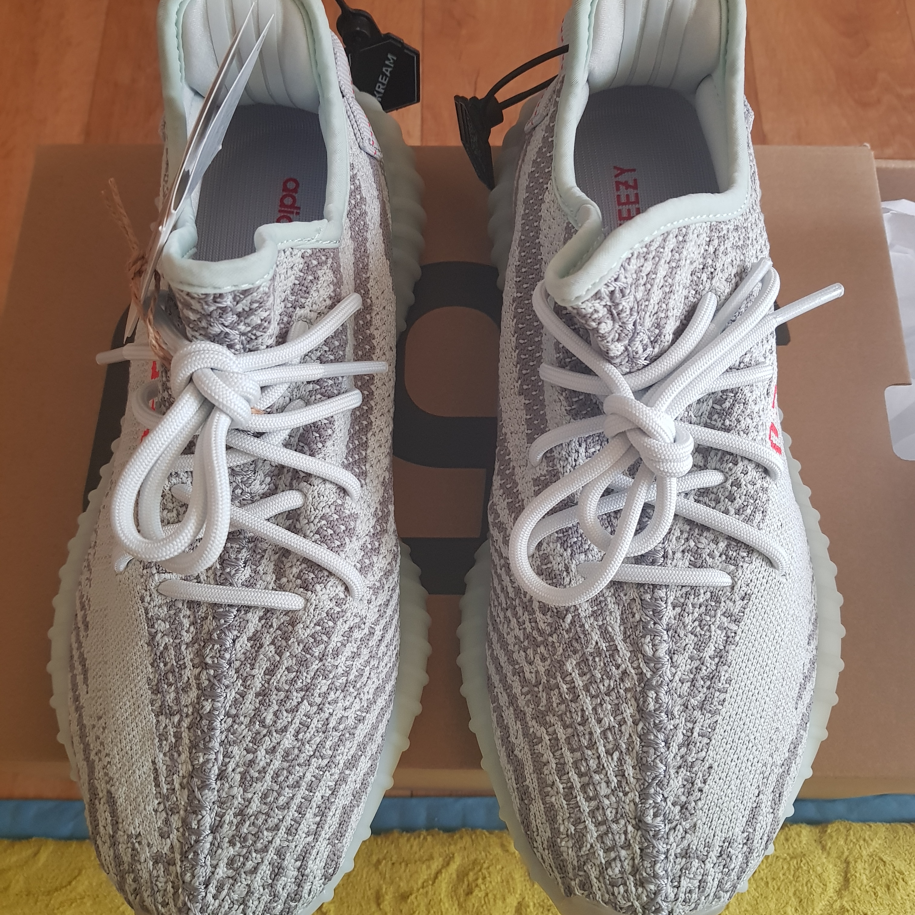 Adidas Yeezy Boost 350 V2 Blue Tint 2017 착용 스타일 - 1