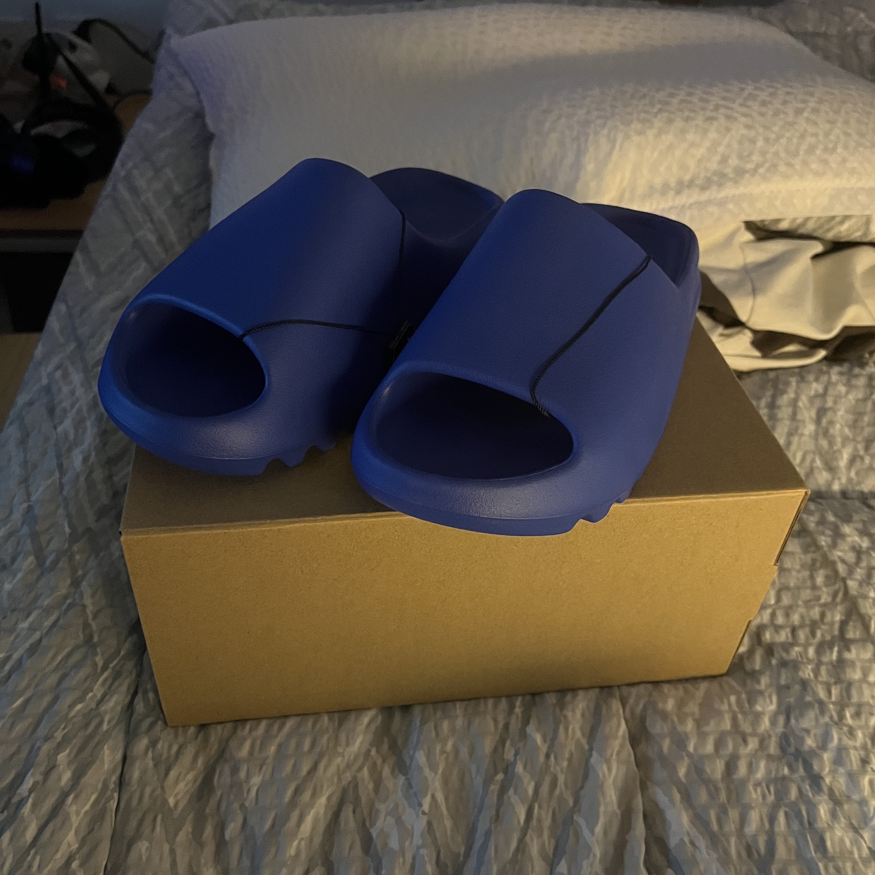 Adidas Yeezy Slide Azure 착용 스타일