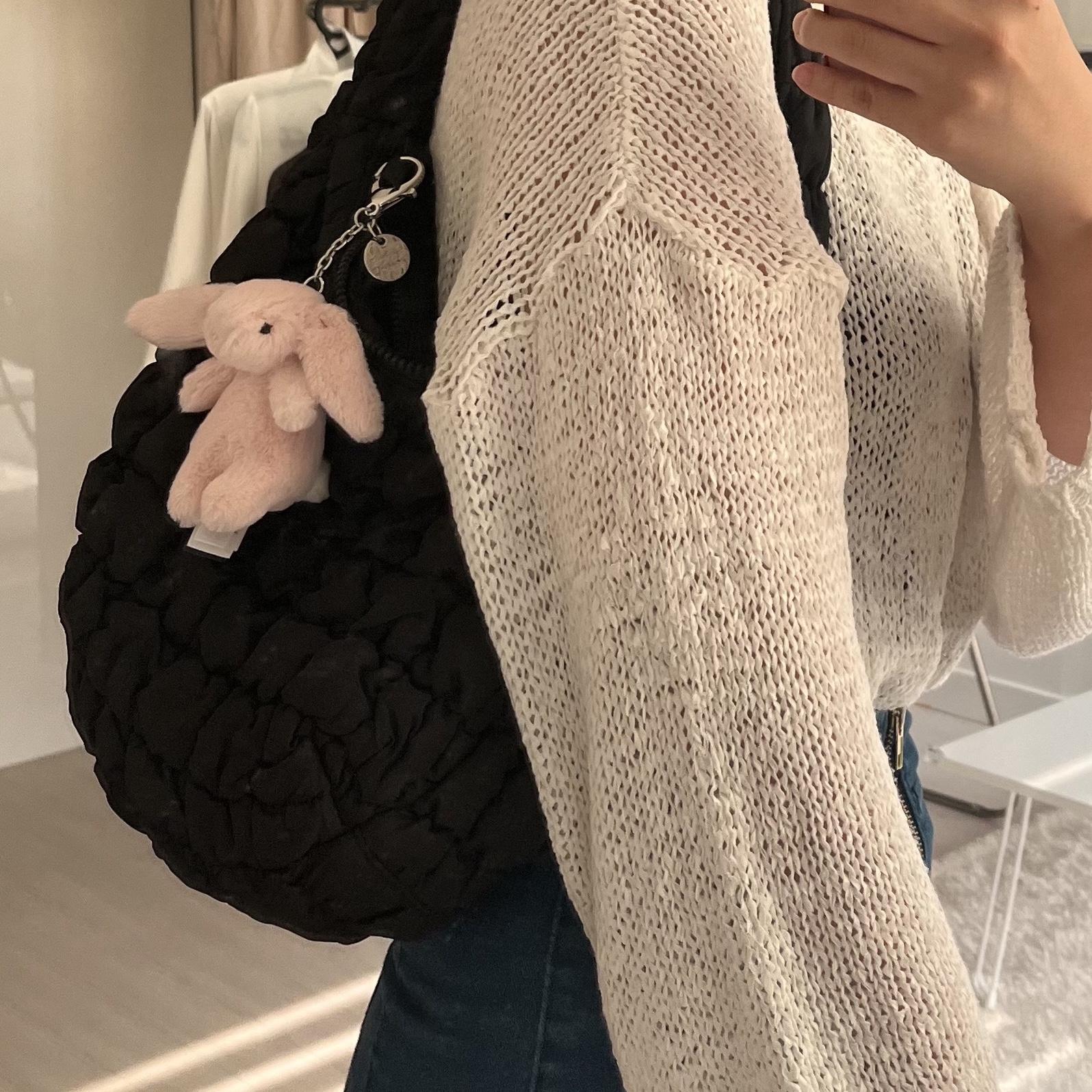 COS Quilted Mini Bag Black, Jellycat Bashful Bunny Bag Charm Blush 착용 스타일 - 2