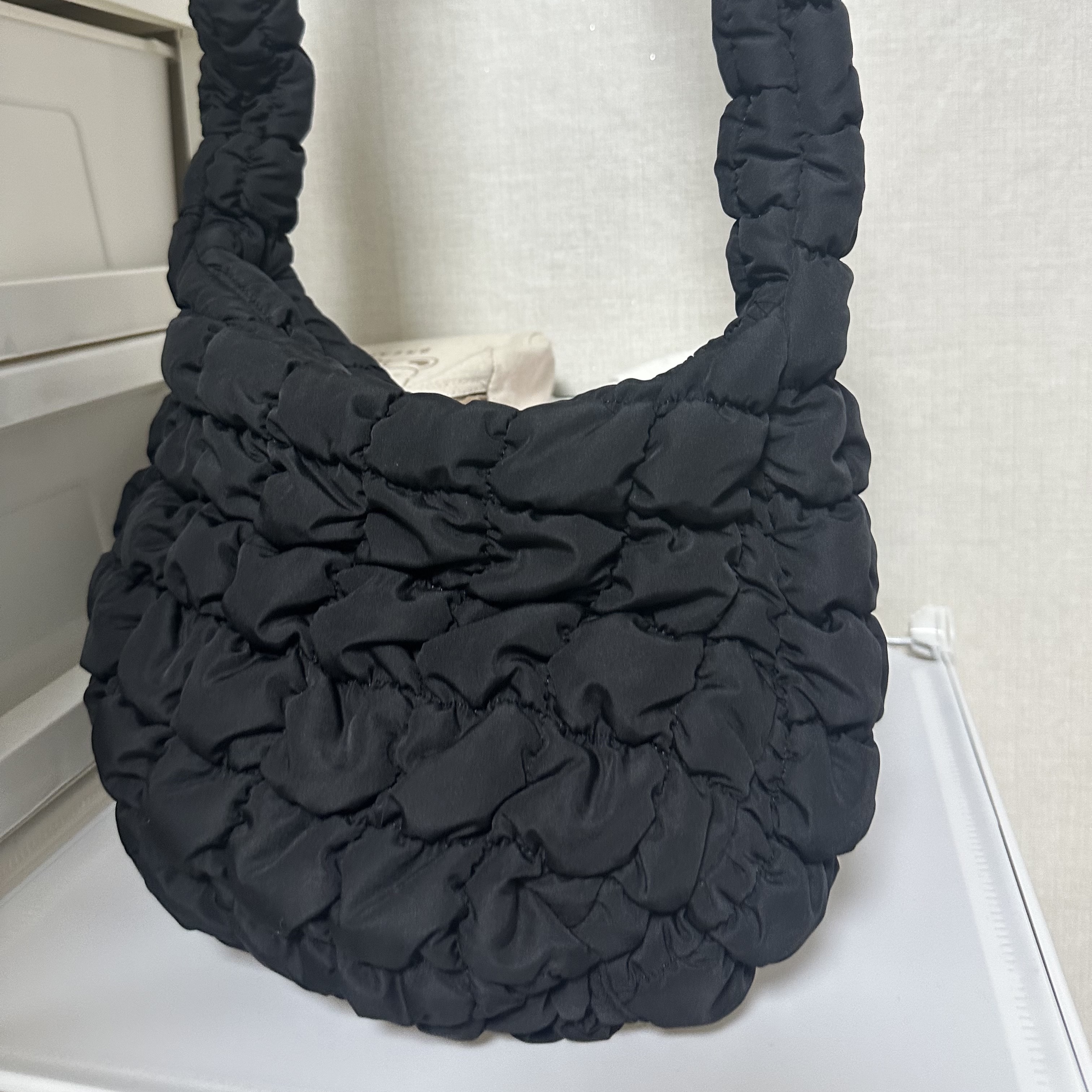 COS Quilted Messenger Bag Black 착용 스타일