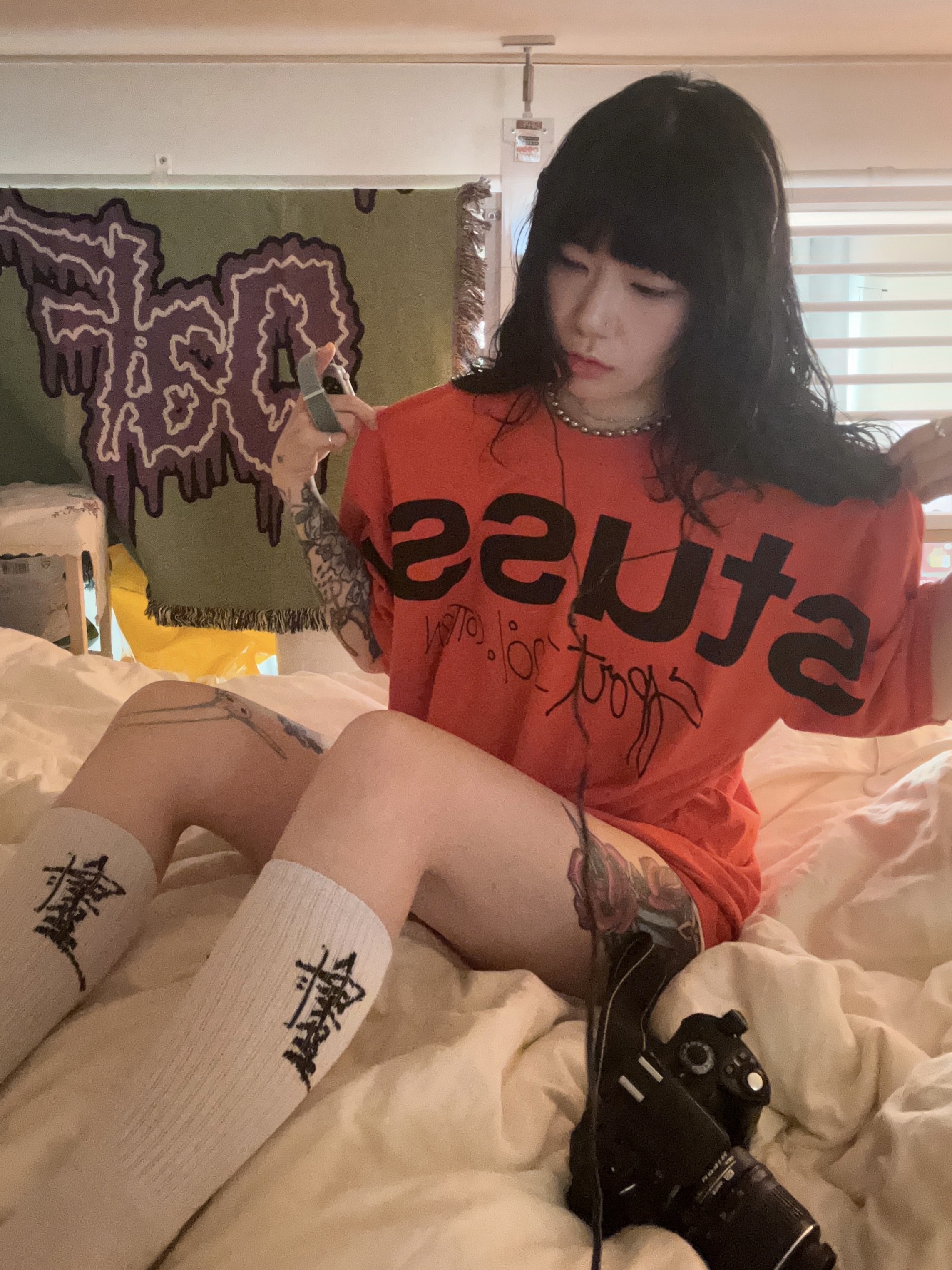 Stussy 100% Pigment Dyed T-Shirt Tomato, Maison Mihara Yasuhiro Blakey OG Sole Canvas Low-top Sneakers Orange 착용 스타일 - 1