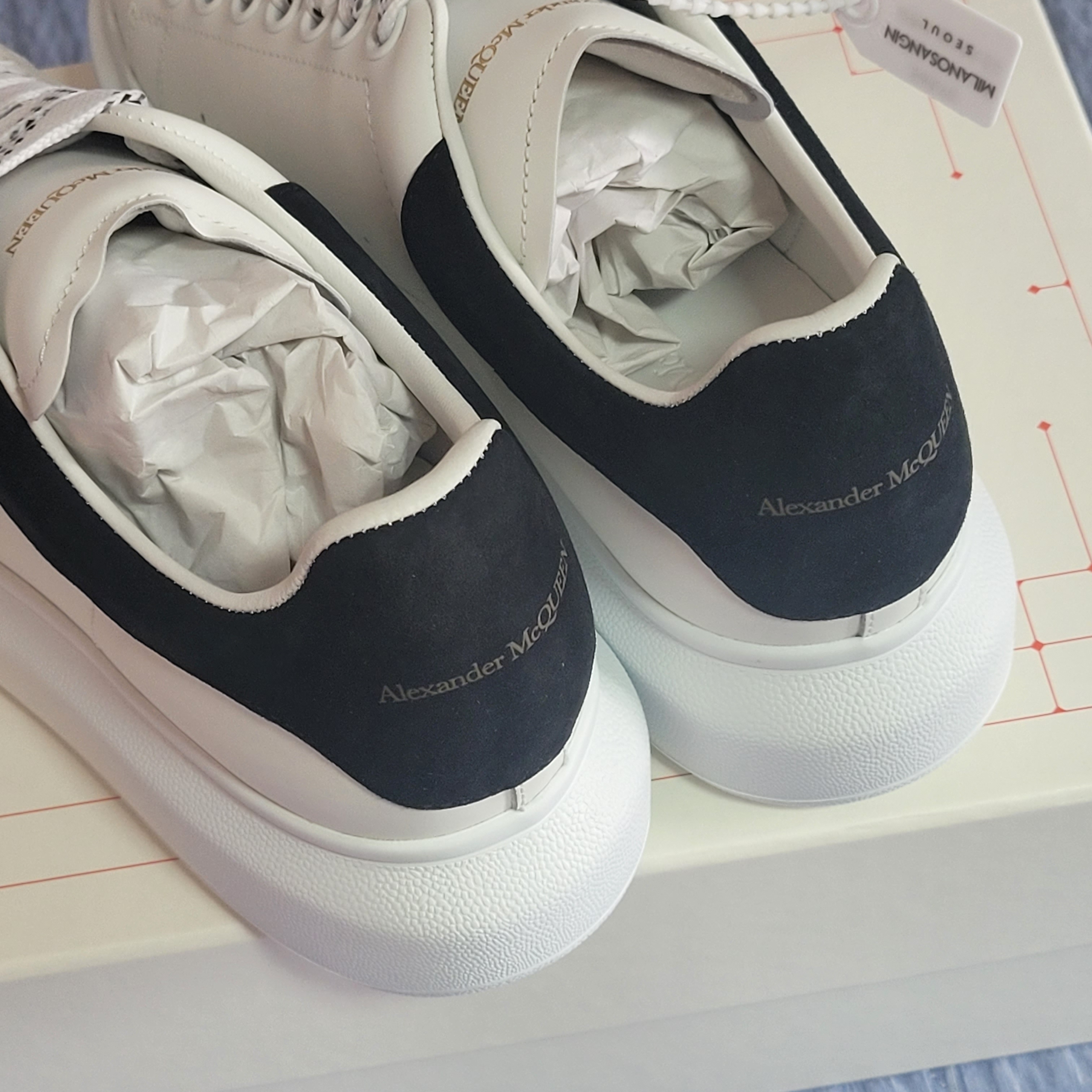 (W) Alexander McQueen Oversized Sneakers White Black 착용 스타일 - 2