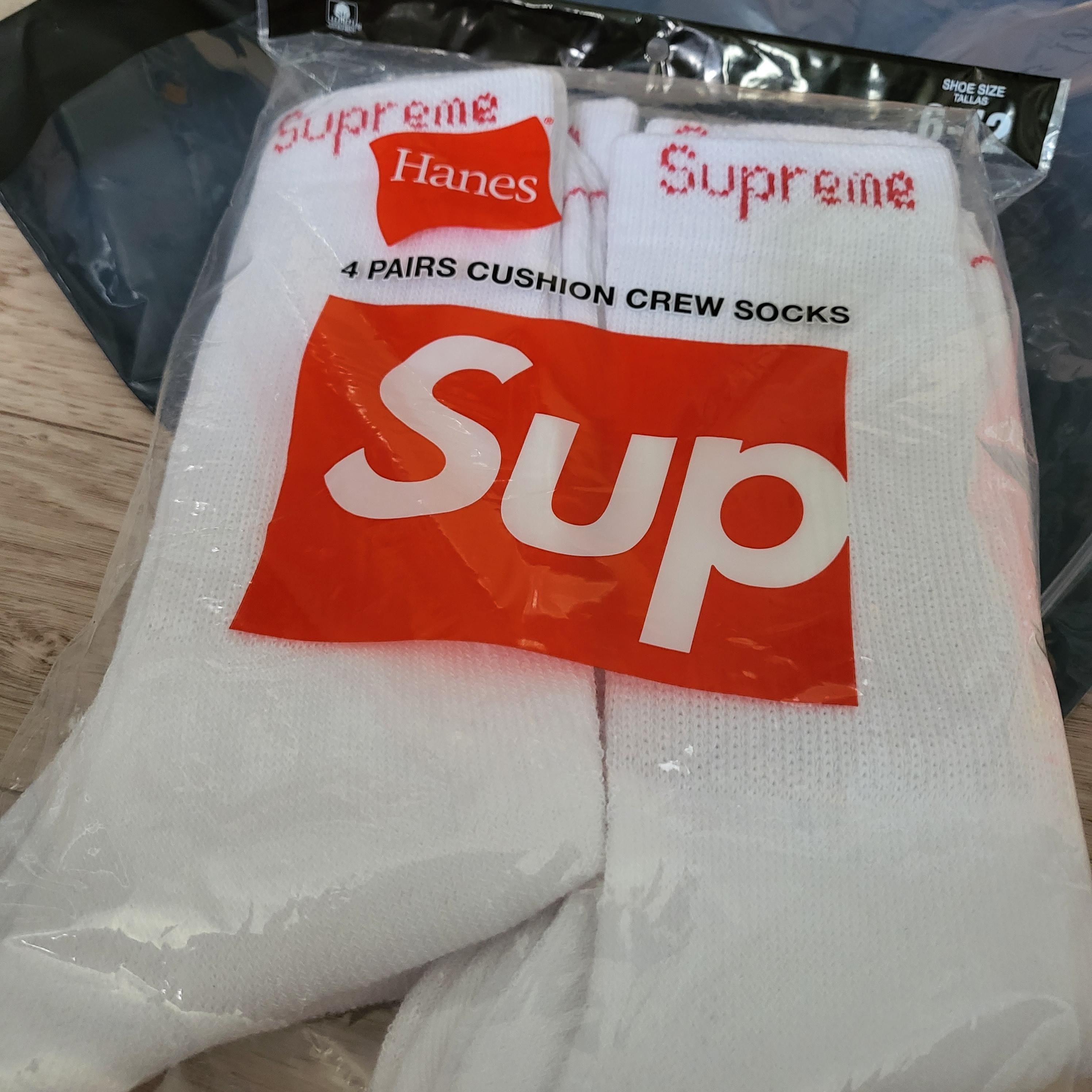 Supreme Hanes Crew Socks White (4 Pack), Supreme Military Camp Cap Stone - 22SS 착용 스타일 - 1