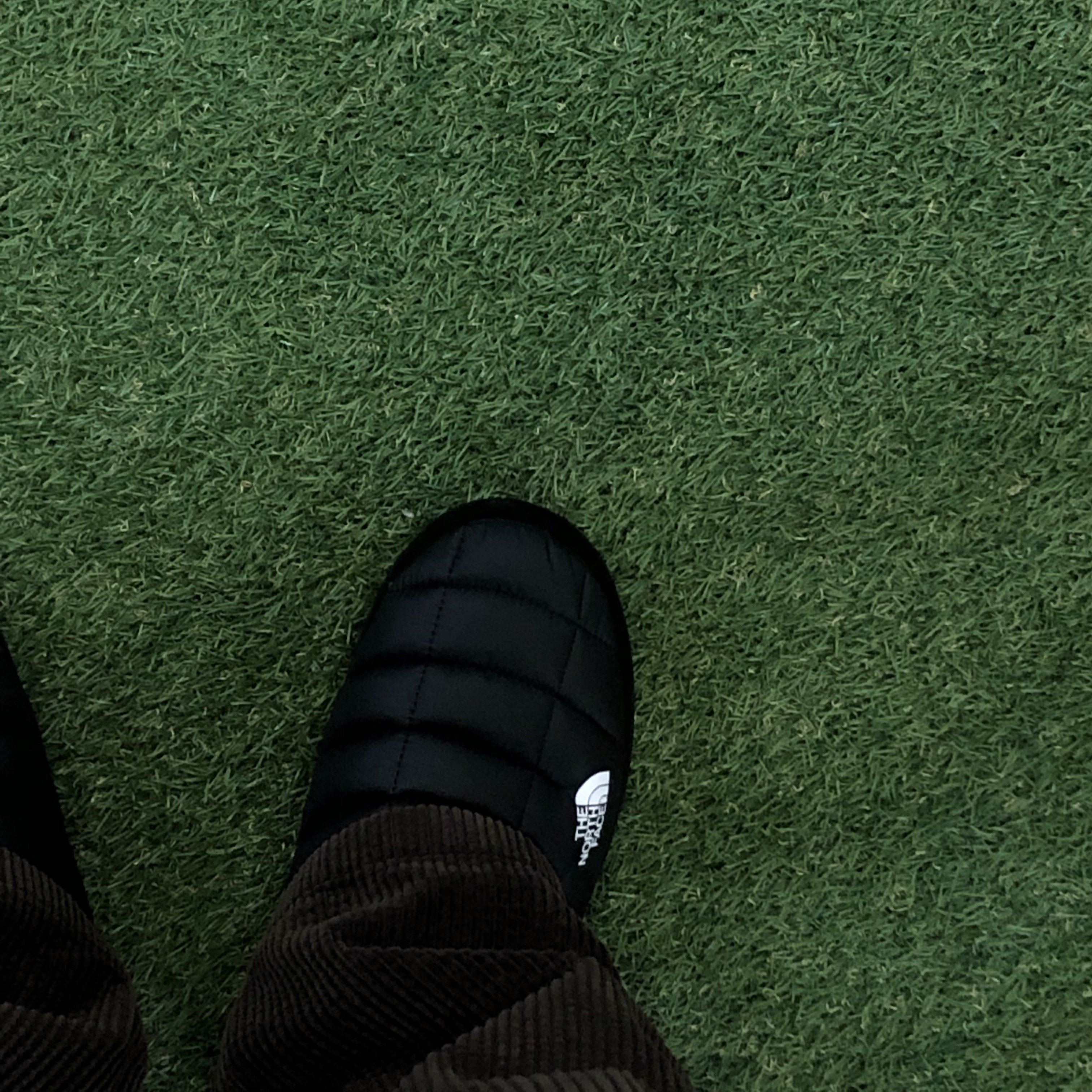 The North Face Thermoball Traction Mule V Black 착용 스타일